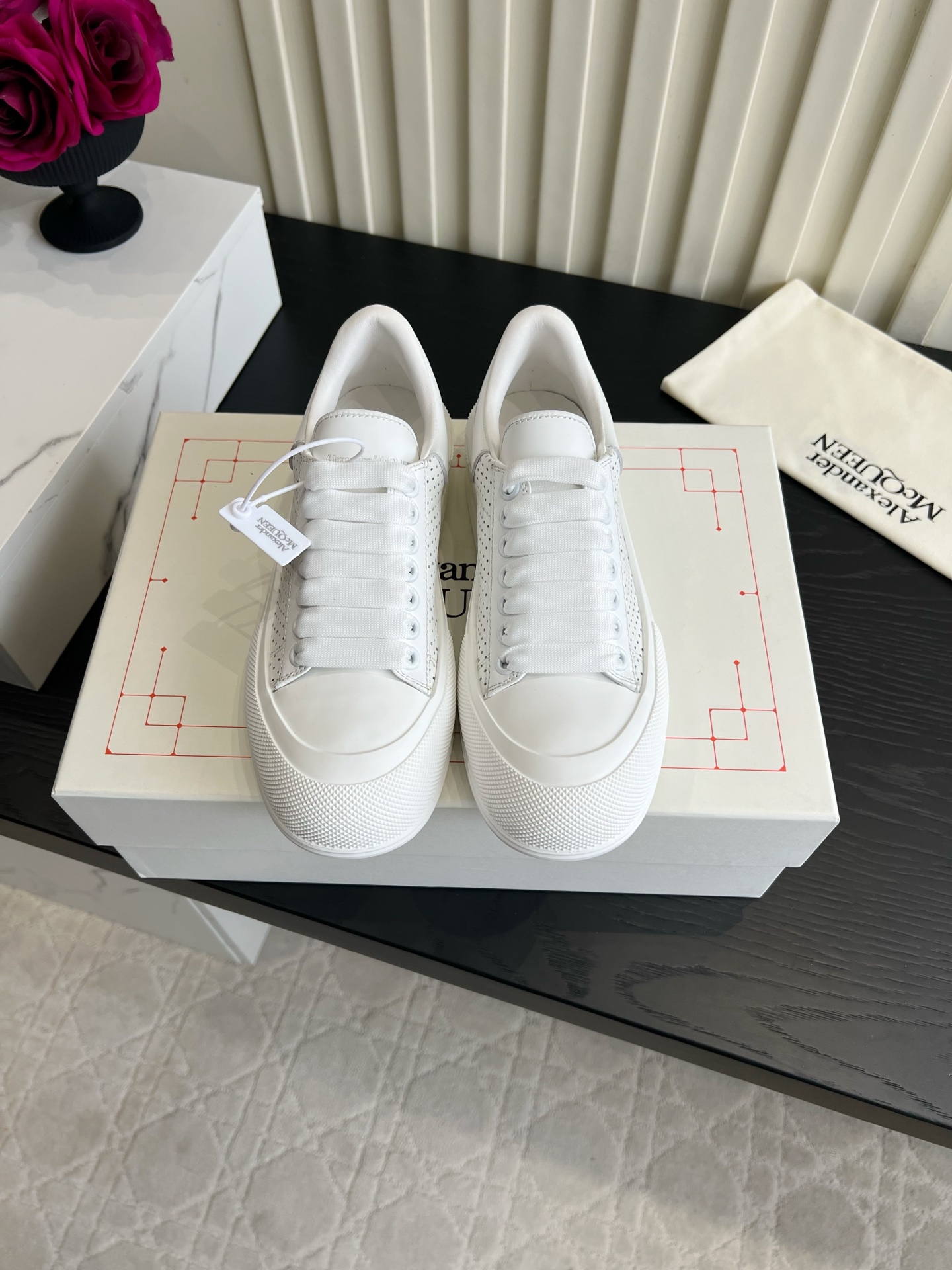 NO:876481,Top version of Alexander McQUEE's latest punched series thick-soled shoes, top quality for couples!  Calfskin upper, top-grade hybrid sheepskin lining, original molded outsole, women's model 35-39 (customized at 40), men's model 39-44 (customized at 45), casual shoes/sports shoes, sneakers, cowhide, sheepskin19860909顶级版本 Alexander McQUEE*新款冲孔系列厚底鞋 情侣款顶级品质！ 鞋面小牛皮 内里垫脚顶级混种羊皮 原版开模大底 女款35-39（40定做）男款39-44（45定做）,休闲鞋/运动鞋,sneakers,cowhide,sheepskin,Women's Shoes