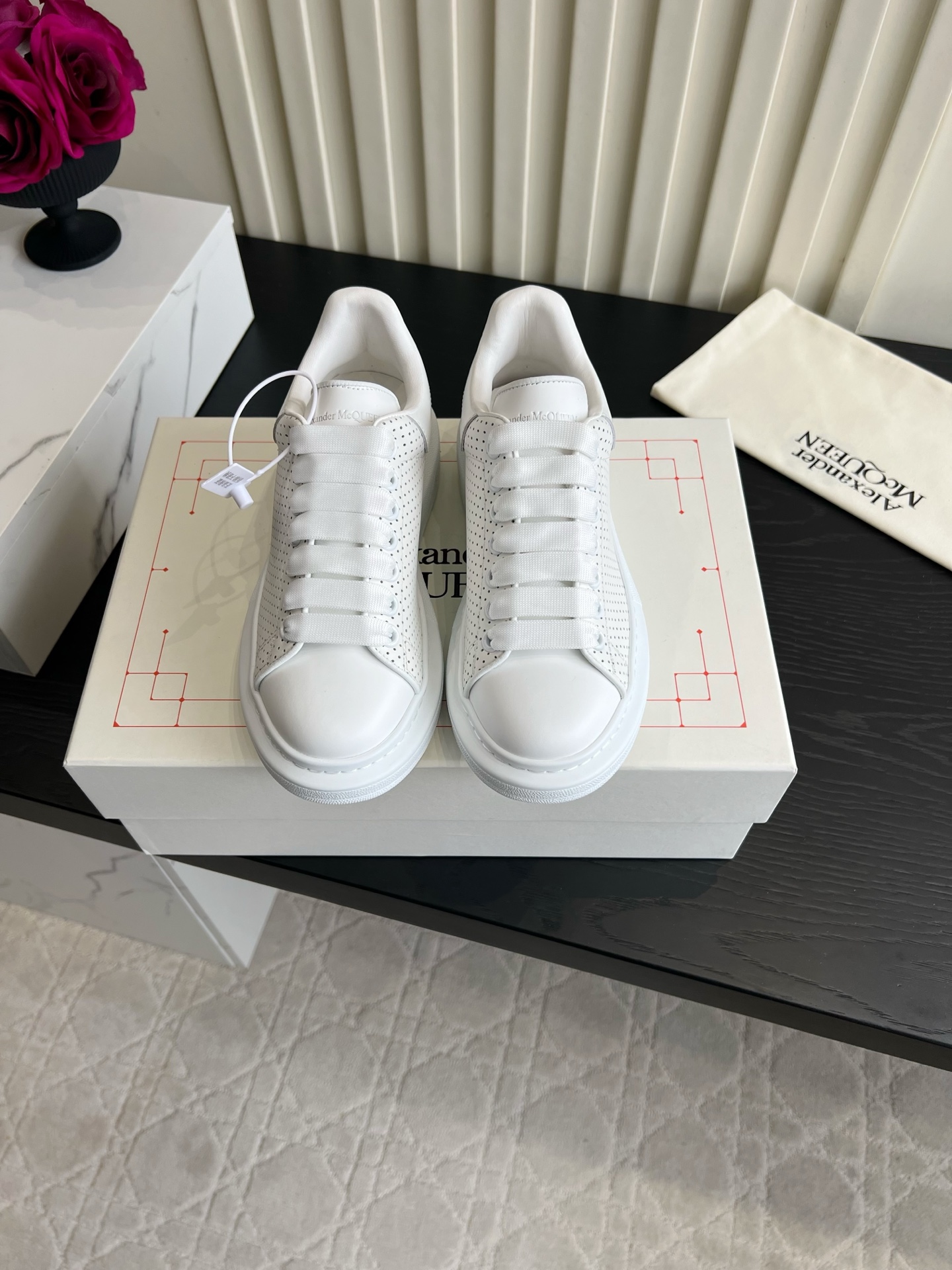 NO:876486,Top version of Alexander McQUEE's latest punched series thick-soled shoes, top quality for couples!  Calfskin upper, top-grade hybrid sheepskin lining, original molded outsole, women's model 35-39 (customized at 40), men's model 39-44 (customized at 45, 46), casual shoes/sports shoes, sneakers, cowhide, sheepskin19860909顶级版本 Alexander McQUEE*新款冲孔系列厚底鞋 情侣款顶级品质！ 鞋面小牛皮 内里垫脚顶级混种羊皮 原版开模大底 女款35-39（40定做）男款39-44（45 46定做）,休闲鞋/运动鞋,sneakers,cowhide,sheepskin,Women's Shoes