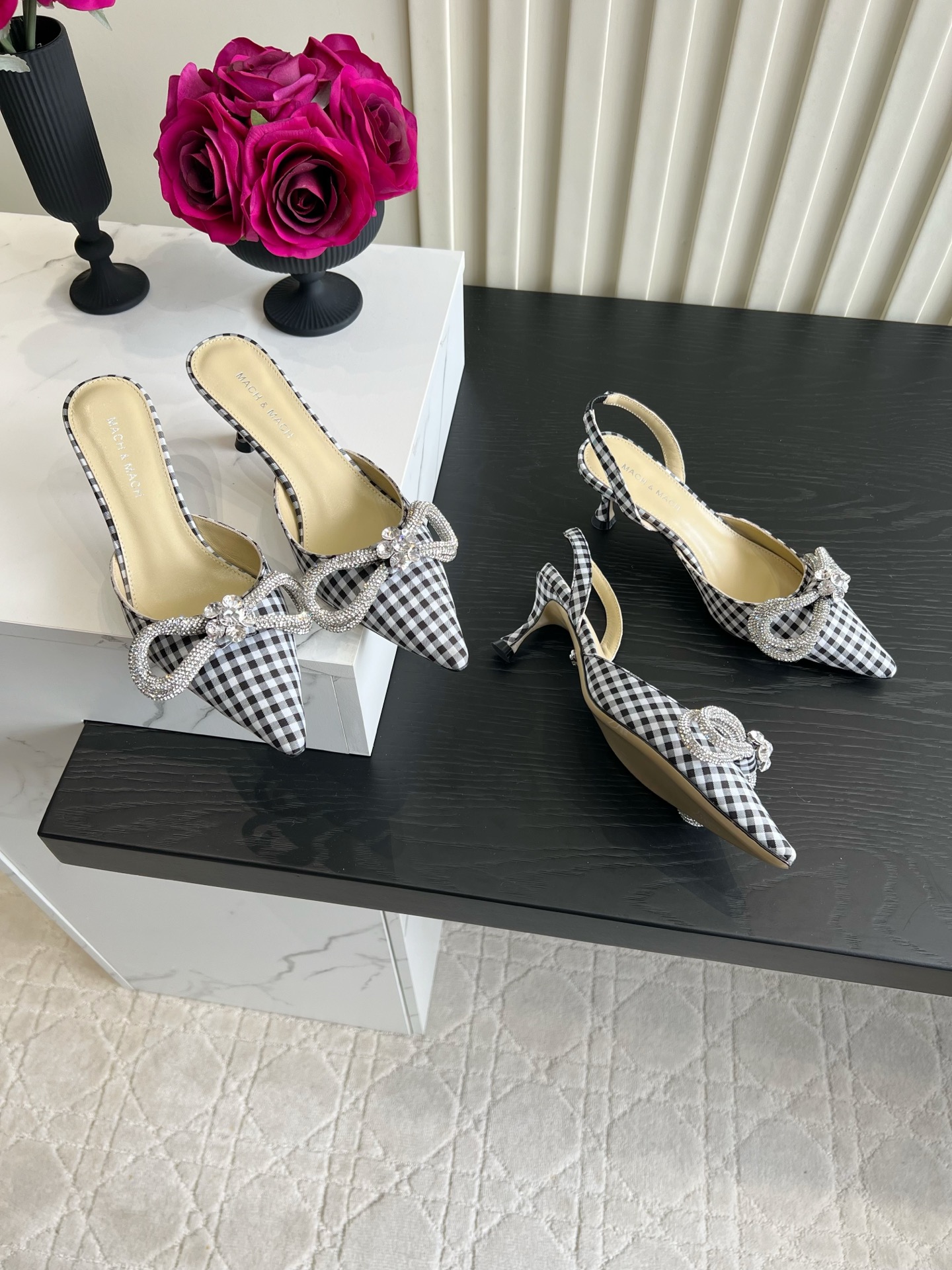 NO:876479,Slippers, empty back Mach & Mac* new plaid bow high heels, who knows!  Checkered pointed-toe shoes are so good at capturing the hearts of sweet girls. Four checkerboard colors are available, paired with blingbling rhinestone bows. They are retro and a little delicate, and they are so beautiful that they will melt your heart!  The slender heel design makes your legs look longer, and the soft lining is super comfortable on the feet. It goes well with either a skirt or jeans. Wear it on a daily date and it will turn heads!  Fabric upper, sheepskin lining, Italian genuine leather outsole, heel height 6.5cm, size 35-39 (customized 40 41 42), high heels slippers, high heels, slippers, skirts, jeans, sheepskin, Leather soles19860909拖鞋 后空 Mach & Mac*新款格子蝴蝶结高跟鞋 谁懂啊！格纹尖头鞋也太会拿捏甜妹心了吧 棋盘格四色可选,搭配blingbling水钻蝴蝶结,复古又带点小精致,直接美到心巴上！ 细跟设计显腿长一绝,软乎乎的内里上脚超舒服,不管是配小裙子还是牛仔裤都超适配,日常约会穿它,回头率直接拉满！ 鞋面布面 内里垫脚羊皮 意大利真皮大底 跟高6.5cm 尺码35-39（40 41 42定做）,高跟鞋拖鞋,high heels,slippers,skirts,jeans,sheepskin,Leather soles,Women's Shoes