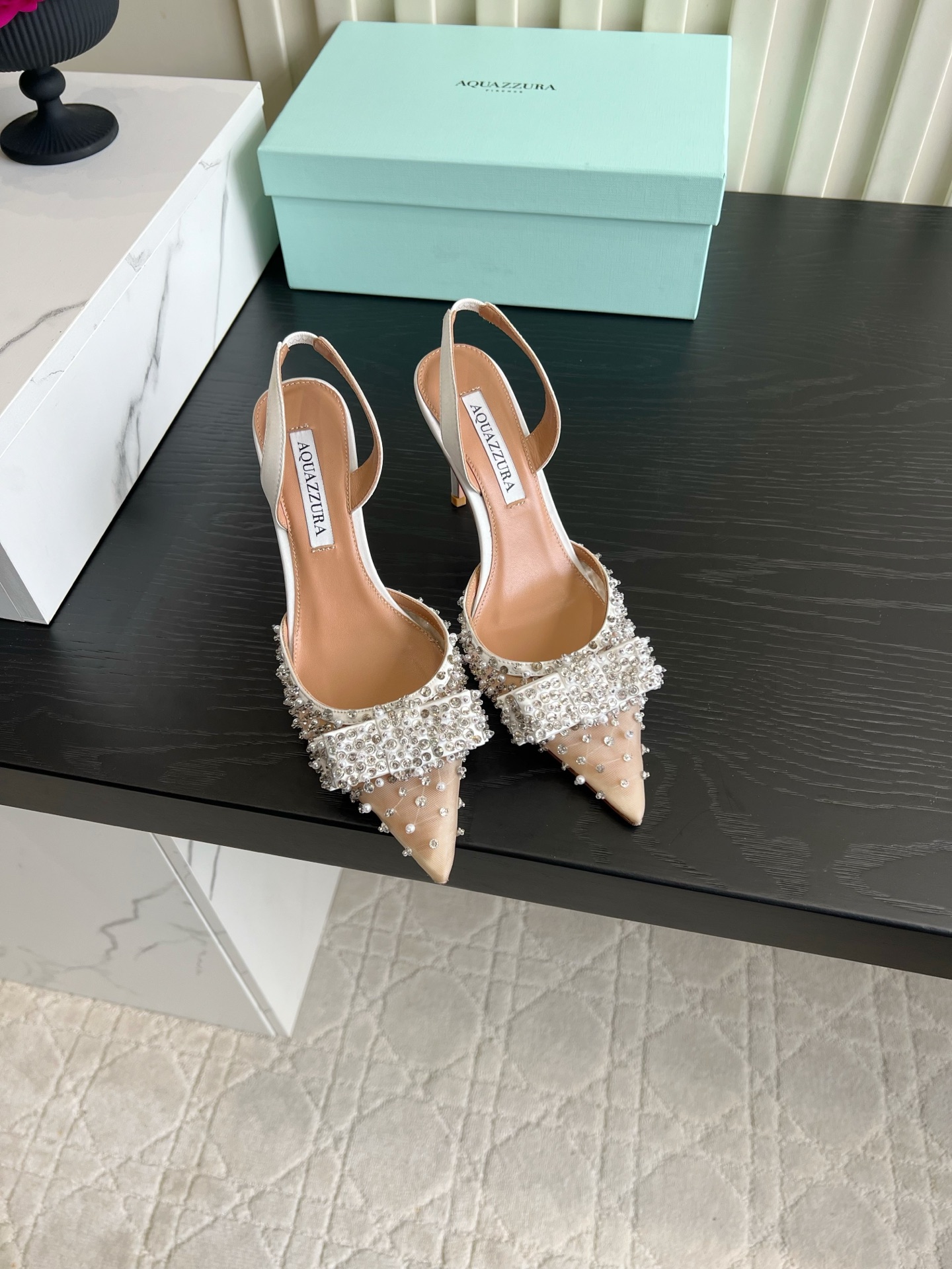 NO:874252,Aquazzur* Bow Sequined Pumps Help!  These rhinestone high-heeled shoes are so beautiful that I am blown away by them!  The pointed toe + full-diamond bow design is dazzling and elegant, and the black and silver colors are stunning!  The stiletto heel design makes your legs look longer. The soft sole is comfortable and does not rub your feet. It is perfect for daily dates and dinners. It has its own highlights when worn casually with a small skirt. Whoever wears it will be the richest woman in the world!  Upper density mesh hand-beading, padded sheepskin, Italian leather outsole, heel height 7.5cm, size 35-39 (40 41 customized), high heels, high heels, skirts, sheepskin, Leather soles19860909Aquazzur*蝴蝶结珠片高跟鞋 救命！这双水钻高跟鞋直接美到我心巴上了！ 尖头+满钻蝴蝶结设计,闪到晃眼又贵气感拉满,黑银两色都超绝！ 后绊带细跟设计巨显腿长,软底上脚舒服不磨脚,日常约会、晚宴穿都超合适,随便搭小裙子都自带高光,谁穿谁是人间富贵花！ 鞋面夹密度网纱手工钉珠 垫脚羊皮 意大利真皮大底 跟高7.5cm 尺码35-39（40 41定做）,高跟鞋,high heels,skirts,sheepskin,Leather soles,Women's Shoes