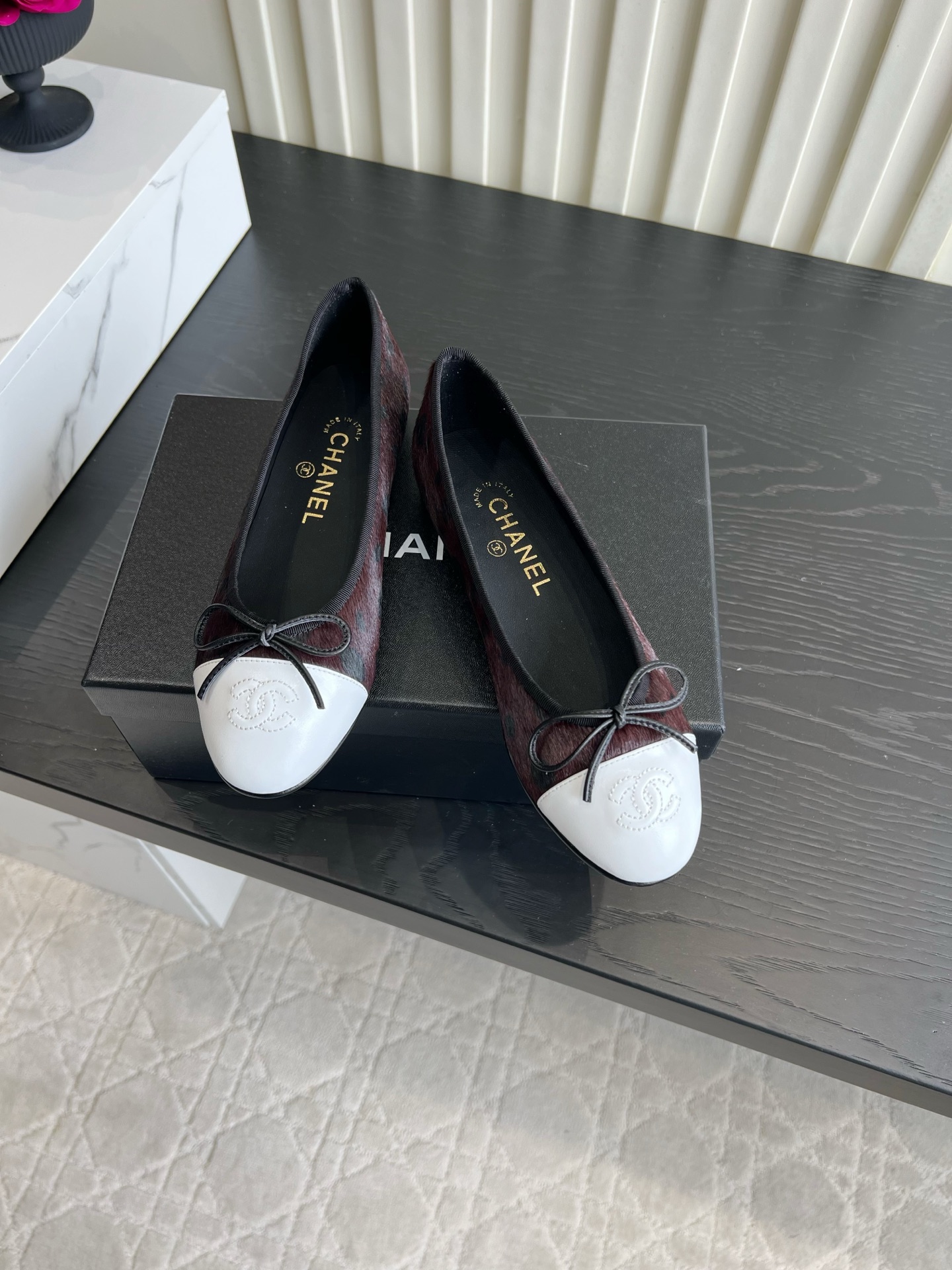 NO:876457,CHANE's latest horse hair series, classic, simple and versatile, easy to wear and timeless, perfect comfort, horse hair upper, sheepskin lining, Italian genuine leather outsole, flat/5.5cm, size 35-39 (34 40 41 42 customized), sandals, chanel, sandals, sheepskin, Leather soles19860909CHANE*新款马毛系列 经典简约百搭 好穿不过时 舒适度满分 鞋面马毛 内里垫脚羊皮 意大利真皮大底 平底/5.5cm 尺码35-39（34 40 41 42定做）,凉鞋单鞋,chanel,sandals,sheepskin,Leather soles,Women's Shoes