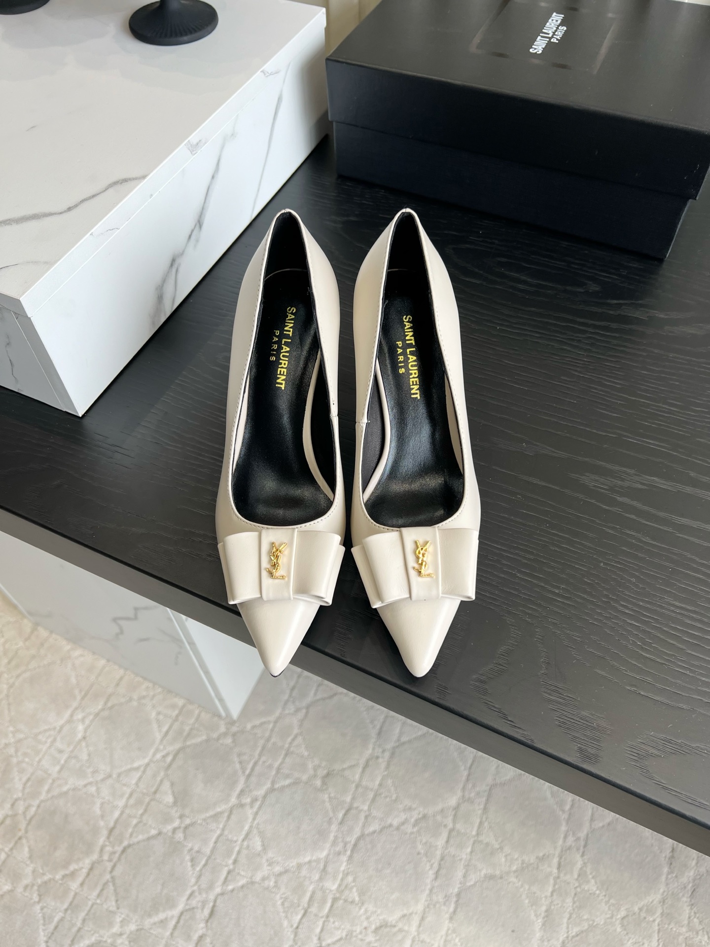 NO:876471,YSL poplar forest bow pointed toe high-heeled shoes. Who knows!  YSL pointed toe high heels are directly welded to my aesthetic!  Multiple colors to choose from, super versatile, bow tie + metal logo, low-key yet noble, with a refined and high-end feel!  The slender heel design elongates the leg line, the pointed toe style makes the feet slimmer, and the soft sole is stable on the feet. It is suitable for commuting, dating, and the workplace. It can be worn casually with a suit or a mini skirt, and it will make your feet full of aura. It has a perfect temperament ceiling!  Upper calfskin/silk, lining sheepskin, Italian genuine leather outsole, heel height 7cm, size 35-41 (customized 42 43 44), high-heeled shoes, saint laurent, high heels, skirts, business suit, cowhide, sheepskin, real silk, Leather soles19860909YSL杨树林蝴蝶结尖头高跟单鞋 谁懂啊！YSL尖头高跟鞋直接焊在我的审美上！ 多色可选超百搭,蝴蝶结+金属logo,低调又显贵,自带精致高级感！ 细跟设计拉长腿部线条,尖头版型超显脚瘦,软底上脚稳得一批,通勤、约会、职场穿都适配,随便搭西装或小裙子都气场拉满,妥妥的气质天花板！ 鞋面小牛皮/真丝 内里垫脚羊皮 意大利真皮大底 跟高7cm 尺码35-41（42 43 44定做）,高跟鞋单鞋,saint laurent,high heels,skirts,business suit,cowhide,sheepskin,real silk,Leather soles,Women's Shoes