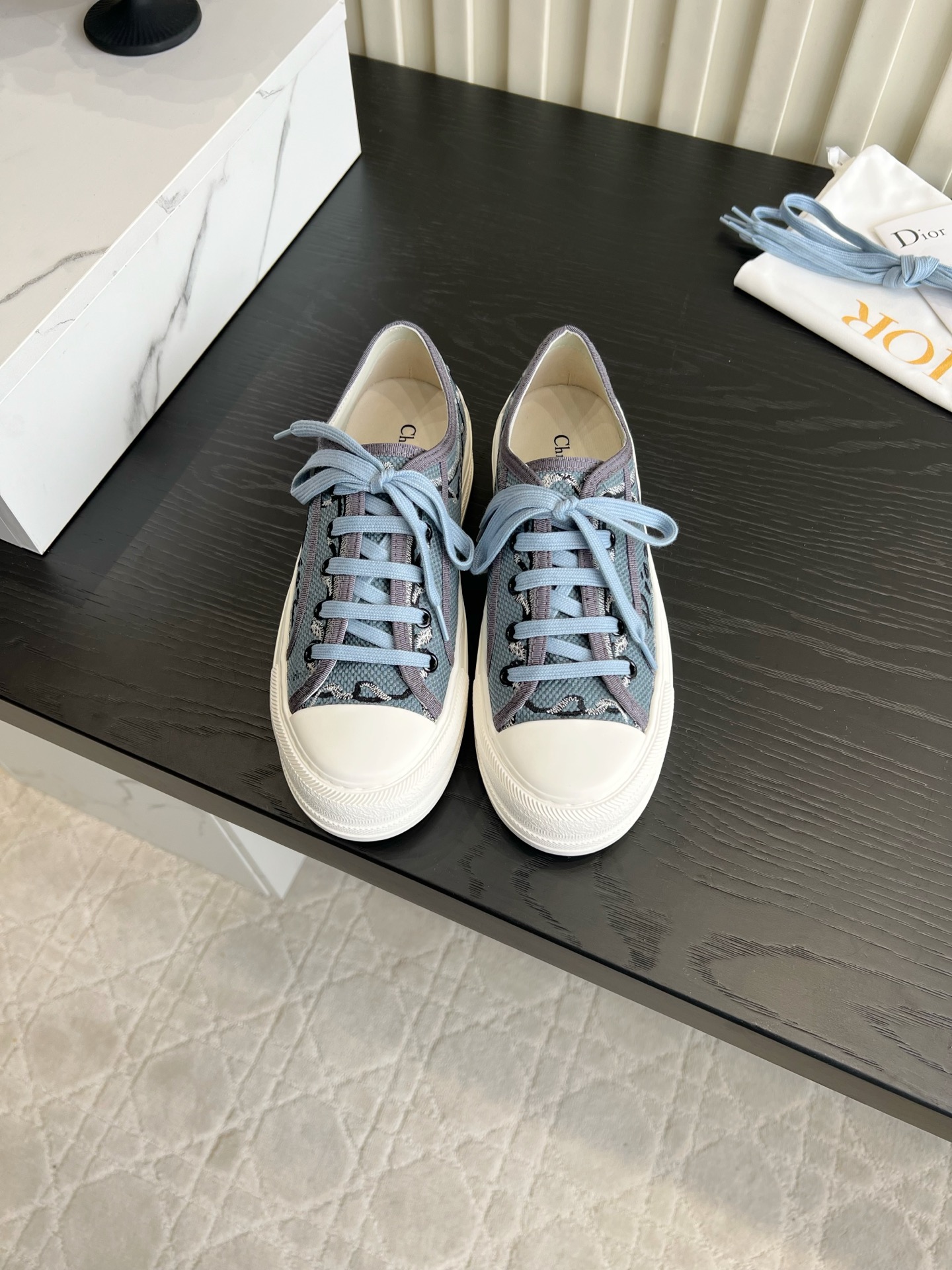 NO:876465,Dio*'s new thick-soled embroidered sneakers and casual shoes. The brand logo is full of texture. The shoe shape has been upgraded to the ultimate foot feel. Super beautiful. This year's essential fashion item. Fashionable and versatile. Full of girly feeling. More than a little bit happy. Original custom-made cloth. Lined with cowhide. Original molded outsole. Sizes 35-39 (40 41 custom-made), casual shoes/sports shoes, dior, sneakers, cowhide.19860909Dio*新款厚底刺绣板鞋休闲鞋 品牌 logo质感满满 鞋型升级到极致脚感 超级美  今年必不可少的时尚单品 时髦又百搭 少女感十足 欣喜不止一点点 原版定制布面 内里垫脚牛皮 原版开模大底 尺码35-39（40 41定做）,休闲鞋/运动鞋,dior,sneakers,cowhide,Women's Shoes