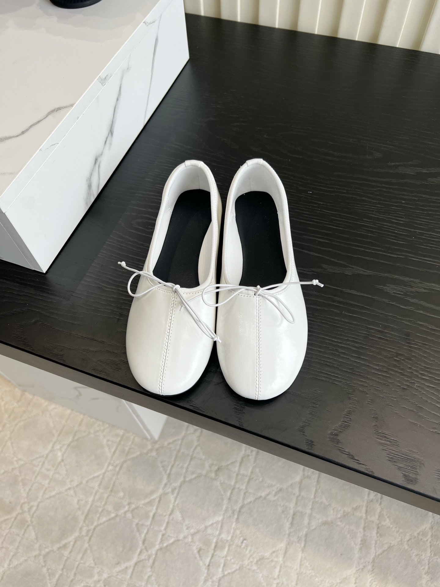 NO:876385,No standard models can be returned or exchanged. Who knows!  This pair of soft and fufu ballet-style flats directly touches the hearts of girls!  Round toe + thin ribbon bow, comes with gentle filter, three colors are very versatile, it can be worn with jeans or small skirts, it has a great sense of atmosphere. The soft leather material feels like stepping on clouds, and the flat design is suitable for daily commuting and dating. It is easy to get the gentle feeling of Korean style, close your eyes and it will be worth it!  Lambskin upper, sheepskin lining, rubber outsole, size 35-39 (customized to 40), mary jane, mary jane, flats, skirts, jeans, sheepskin19860909无标款 可退换 谁懂啊！这双软fufu的芭蕾风平底鞋直接戳中少女心！ 圆润鞋头+细带蝴蝶结,自带温柔滤镜,三色都巨百搭,随便搭牛仔裤、小裙子都超有氛围感. 软乎乎的真皮材质上脚像踩云朵,平底设计暴走一天也不磨脚,日常通勤、约会穿都合适,轻松拿捏韩系温柔感,闭眼入不亏！ 鞋面小羊皮 内里羊皮 橡胶大底 尺码35-39（40定做）,玛丽珍,mary jane,flats,skirts,jeans,sheepskin,Women's Shoes