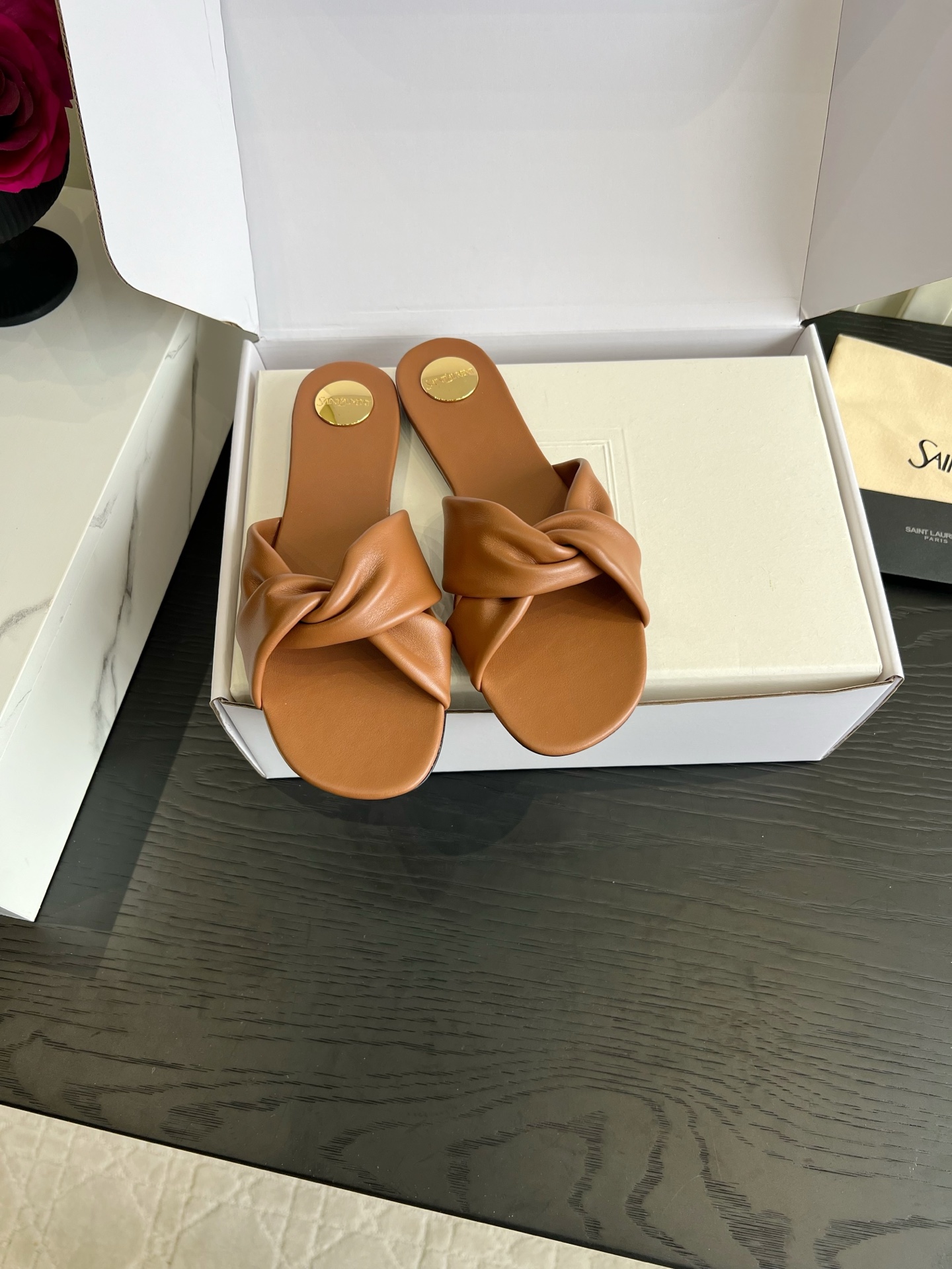NO:876397,High version of YSL Yang Shulin lambskin cross flat slippers. This pair of twist slippers really captures the lazy and noble look!  The kink design made of fine sheepskin has a high-end texture, is gentle and versatile. It fits lightly on the foot and is perfect for daily commuting and going out on vacation. You can wear it with a relaxed French atmosphere without having to worry about matching it. It is a must-have and versatile style in the shoe cabinet, and you can wear it with your eyes closed without being surprised!  Lambskin upper, sheepskin lining, Italian genuine leather outsole, size 35-39 (40 41 customized), slippers, saint laurent, slippers, sheepskin, Leather soles19860909高版本 YSL杨树林 小羊皮交叉平底拖鞋 这双扭结一字拖真的把慵懒贵气拿捏得死死的！ 细腻羊皮打造的扭结设计自带高级质感,温柔又百搭.上脚轻盈贴脚,日常通勤、度假出街随便搭都很出彩. 不用费心搭配也能穿出松弛的法式氛围感,是鞋柜里必备的百搭款,闭眼入都不踩雷！ 鞋面小羊皮 内里羊皮 意大利真皮大底 尺码35-39（40 41定做）,拖鞋,saint laurent,slippers,sheepskin,Leather soles,Women's Shoes