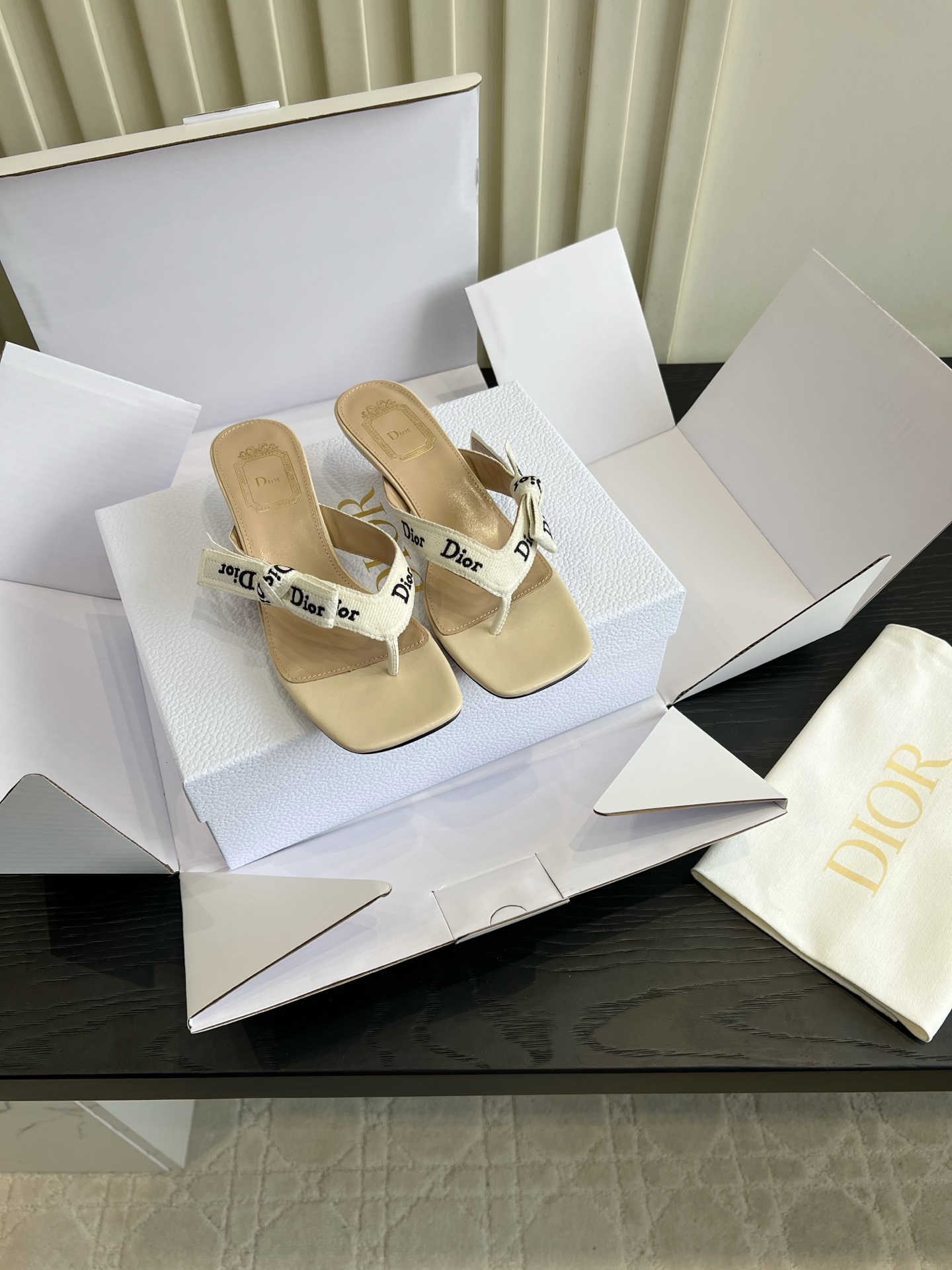 NO:876378,High version Dio* new web flip-flops. These Dio* letter web kitten heel flip-flops directly weld French elegance to your feet!  The square toe + thong toe design is matched with the iconic embroidered webbing, which has a retro sense of sophistication. The color is gentle and versatile. The 3.5cm comma kitten heel quietly lengthens the leg line and is as stable as a flat shoe. It does not wobble or tire your feet when walking. The soft leather lining fits the foot and does not wear out. It is suitable for daily commuting and dating. It can be worn casually with jeans or small skirts to give a relaxed and elegant feel. It is responsible for the atmosphere in the summer shoe cabinet!  Original custom webbing on the upper, sheepskin lining, Italian genuine leather outsole, heel height 3.5cm, size 35-39 (customized 40 41 42), split-toe shoes, dior, flats, slippers, skirts, jeans, sheepskin, Leather soles19860909高版本 Dio*新款织带夹趾人字拖鞋 这款Dio*字母织带小猫跟夹趾拖,直接把法式优雅焊在脚上！ 方头+夹趾设计搭配标志性刺绣织带,自带复古精致感,配色温柔又百搭.3.5cm逗号小猫跟悄悄拉长腿线,上脚稳到像平底鞋,走路不晃也不累脚.软乎乎的皮质内里贴脚不磨,日常通勤、约会穿都适配,随便搭牛仔裤、小裙子都能穿出松弛贵气感,夏日鞋柜里的氛围感担当！ 鞋面原版定制织带 内里垫脚羊皮 意大利真皮大底 跟高3.5cm 尺码35-39（40 41 42定做）,分趾鞋,dior,flats,slippers,skirts,jeans,sheepskin,Leather soles,Women's Shoes