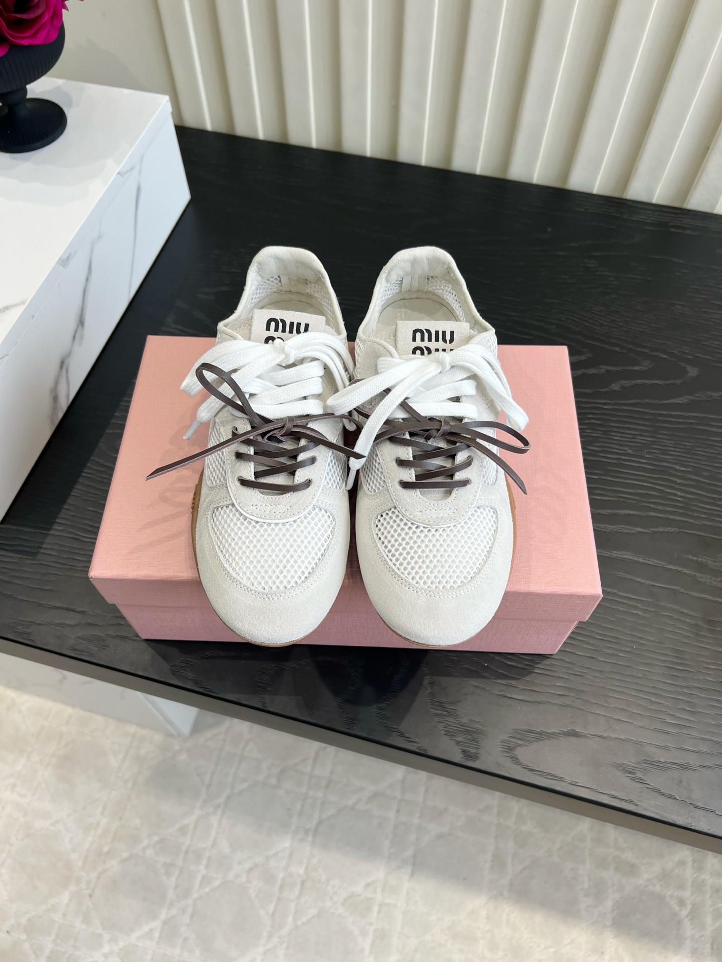 NO:876440,Miu's new mesh breathable casual shoes, moral training shoes, who knows!  This pair of miu mesh moral training shoes is so beautiful that it melts my heart!  The macaron color scheme + mesh splicing suede brings a retro ballet style. The double shoelace design is sweet and detailed, making your feet soft and gentle in seconds!  The thin mesh is extremely breathable, so it won’t feel stuffy when worn in summer. The soft flat bottom will keep your feet tired after walking all day long. It’s perfect for pairing with sweatpants and pleated skirts. It’s easy to achieve Korean-style relaxation when going out on the street every day!  Size 35-39 (40 41 customized), casual shoes/sports shoes, miumiu, sneakers, skirts, chamois leather19860909miu新款网面透气休闲鞋德训鞋 谁懂啊！这双miu系网面德训鞋直接美到我心巴上！ 马卡龙配色+网纱拼接麂皮,自带复古芭蕾风,双鞋带设计又甜又有细节感,上脚秒变温柔富家千金！ 薄款网面巨透气,夏天穿也不闷脚,软乎乎的平底暴走一天都不累脚,搭运动裤、百褶裙都超适配,日常出街轻松拿捏韩系松弛感！ 尺码35-39（40 41定做）,休闲鞋/运动鞋,miumiu,sneakers,skirts,chamois leather,Women's Shoes