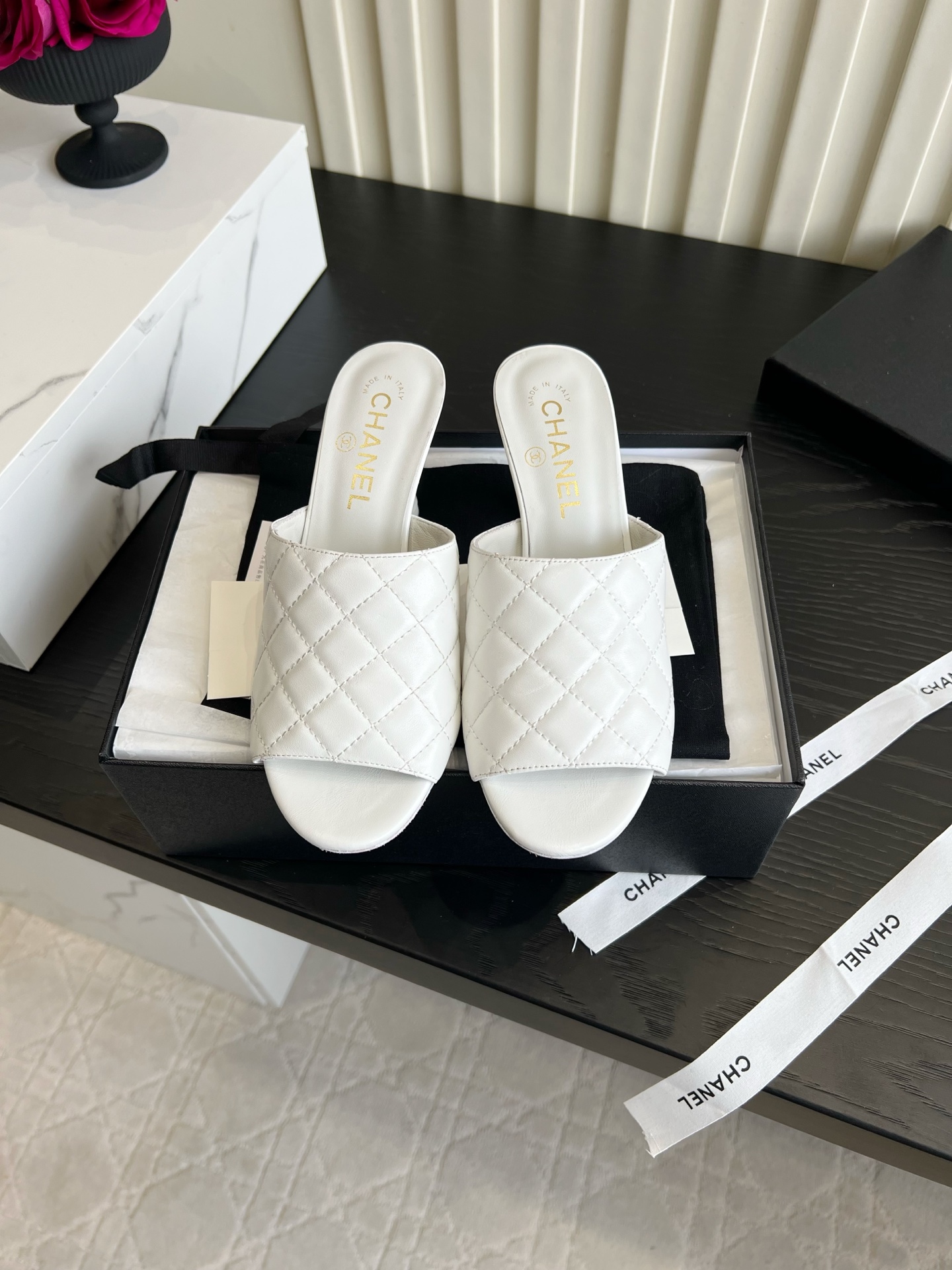 NO:876360,Chane*'s new diamond high-heeled slippers. The small fragrant diamond high-heeled sandals are instantly beautiful!  Classic rhombus quilting with a rounded toe brings an elegant atmosphere, and is available in multiple colors to suit different outfits. The soft sheepskin fits perfectly on the foot, and the heel is reinforced, making walking stable without tiring the feet. The open-toe design shows long legs, and it comes with a gentle filter when paired with dresses and jeans. You can easily get French elegance when going out in spring and summer!  Lambskin upper, sheepskin lining, Italian genuine leather outsole, heel height 7.5cm, size 35-39 (customized 40 41), high heels slippers, chanel, high heels, slippers, skirts, jeans, sheepskin, Leather soles19860909Chane*新款菱格高跟拖鞋 小香菱格高跟凉拖直接美出圈！经典菱格绗缝搭配圆润鞋头,自带贵气氛围感,多色可选适配不同穿搭.软乎乎的羊皮上脚巨贴合,鞋跟做了加固处理,走路稳又不累脚,露趾设计超显腿长,搭配连衣裙、牛仔裤都自带温柔滤镜,春夏出街一脚蹬,轻松拿捏法式优雅感！ 鞋面小羊皮 内里垫脚羊皮 意大利真皮大底 跟高7.5cm 尺码35-39（40 41定做）,高跟鞋拖鞋,chanel,high heels,slippers,skirts,jeans,sheepskin,Leather soles,Women's Shoes