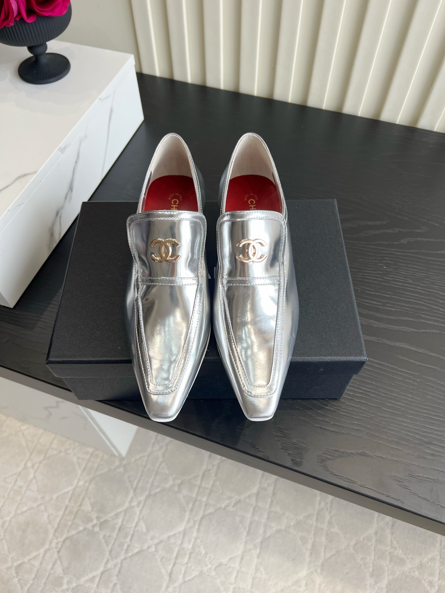 NO:876370,Chane*’s new pointed-toe loafers. The Xiaoxiang pointed-toe loafers are so beautiful that they are speechless!  The metal mirror and glossy leather come with a noble filter, the neat pointed toe + low heel design is cool and sassy, ​​and the color matching is very eye-catching. The large upper leg makes the feet slimmer, and the thick heels are as stable as walking on the ground, and the feet will not be tired after wearing them for a long time. It can be easily worn with suits, jeans or hot girl skirts, it is A and high-end, and it can be easily and effortlessly fashionable!  Upper cowhide, lining sheepskin, Italian genuine leather outsole, size 35-39 (40 41 customized), single shoes, chanel, loafers, skirts, jeans, business suit, cowhide, sheepskin, Leather soles19860909Chane*新款尖头乐福鞋 小香尖头乐福鞋真的美到失语！金属镜面与亮面皮质自带贵气滤镜,利落尖头+低跟设计又酷又飒,配色都巨吸睛.上脚巨显脚瘦,粗跟走路稳得像平地,久穿也不累脚.搭配西装、牛仔裤或者辣妹裙都能轻松hold住,又A又高级,轻松拿捏不费力的时髦感！ 鞋面牛皮 内里垫脚羊皮 意大利真皮大底 尺码35-39（40 41定做）,单鞋,chanel,loafers,skirts,jeans,business suit,cowhide,sheepskin,Leather soles,Women's Shoes