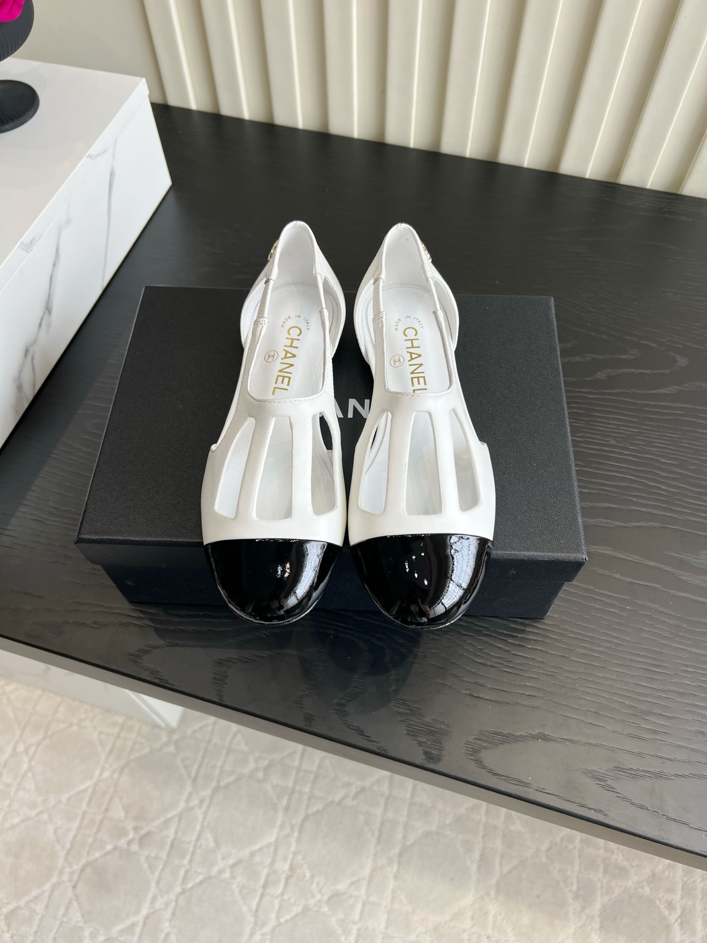NO:876377,Chane*’s new hollow flat shoes Xiaoxiang hollow Mary Jane shoes really understand French elegance!  The classic black and white color-blocked toe box is paired with a hollow design, giving it a retro vibe. The three colors are versatile. The soft sheepskin upper fits the foot perfectly, the flat-soled design is stable and comfortable to walk on, and the shallow-cut version makes the feet slimmer. It also has a gentle filter when paired with small skirts and jeans. It is the versatile king of spring and summer wardrobes!  Lambskin upper, sheepskin lining, Italian genuine leather outsole, size 35-39 (customized 40 41), single shoes, chanel, mary jane, flats, skirts, jeans, sheepskin, Leather soles19860909Chane*新款镂空平底鞋 小香镂空玛丽珍鞋真的太懂法式优雅！经典黑白拼色鞋头搭配镂空设计,自带复古氛围感,三色都巨百搭.软乎乎的羊皮上脚巨贴合,平底设计走路稳又舒服,浅口版型超显脚瘦,搭配小裙子、牛仔裤都自带温柔滤镜,春夏衣柜的百搭王就是它！ 鞋面小羊皮 内里垫脚羊皮 意大利真皮大底 尺码35-39（40 41定做）,单鞋,chanel,mary jane,flats,skirts,jeans,sheepskin,Leather soles,Women's Shoes