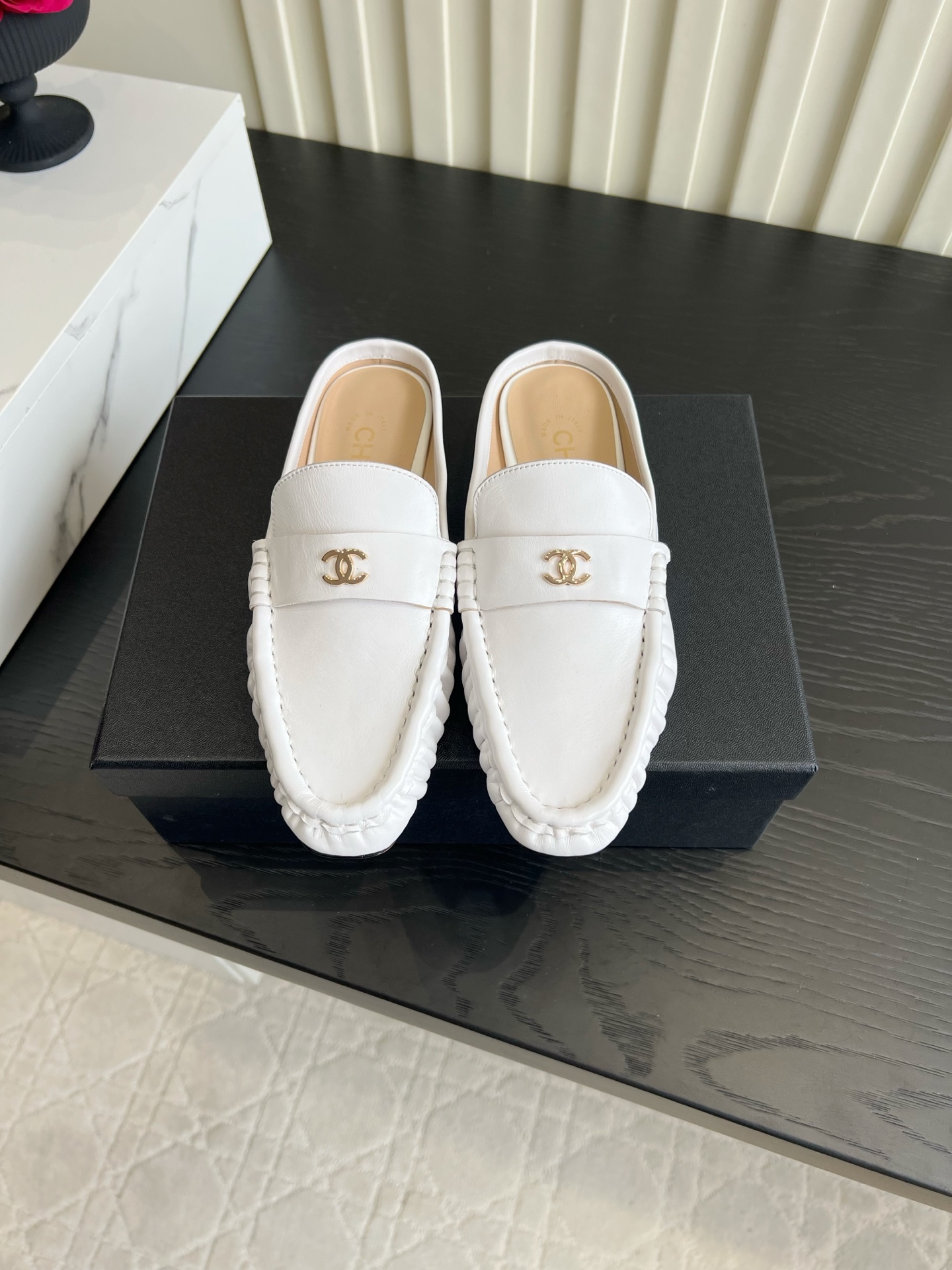 NO:876328,Chane*’s new wrinkled half-slippers. These small loafers really hit my mark!  Pleated stitching + metal double C logo, it has a noble atmosphere, and the three colors are very versatile. The soft pebbled leather fits the feet without rubbing, and the flat-bottom design is very stable for walking, so you won’t feel tired after walking all day. The semi-drag style is super convenient to wear with suits, jeans, and dresses, and even lazy people can easily achieve French elegance!  Calfskin upper, sheepskin lining, Italian genuine leather outsole, size 35-39 (40 41 42 customized), half drag, chanel, loafers, slippers, skirts, jeans, business suit, cowhide, sheepskin, Leather soles19860909Chane*新款打皱半拖鞋 这款小香乐福穆勒鞋真的戳中我心巴！褶皱缝线+金属双C标,自带贵气氛围感,三色都巨百搭.软乎乎的荔枝纹皮革,上脚贴合不磨脚,平底设计走路巨稳,踩一天都不累.半拖款式一脚蹬超方便,配西装、牛仔裤、连衣裙都能打,懒人也能轻松拿捏法式优雅感！ 鞋面小牛皮 内里垫脚羊皮 意大利真皮大底 尺码35-39（40 41 42定做）,半拖,chanel,loafers,slippers,skirts,jeans,business suit,cowhide,sheepskin,Leather soles,Women's Shoes