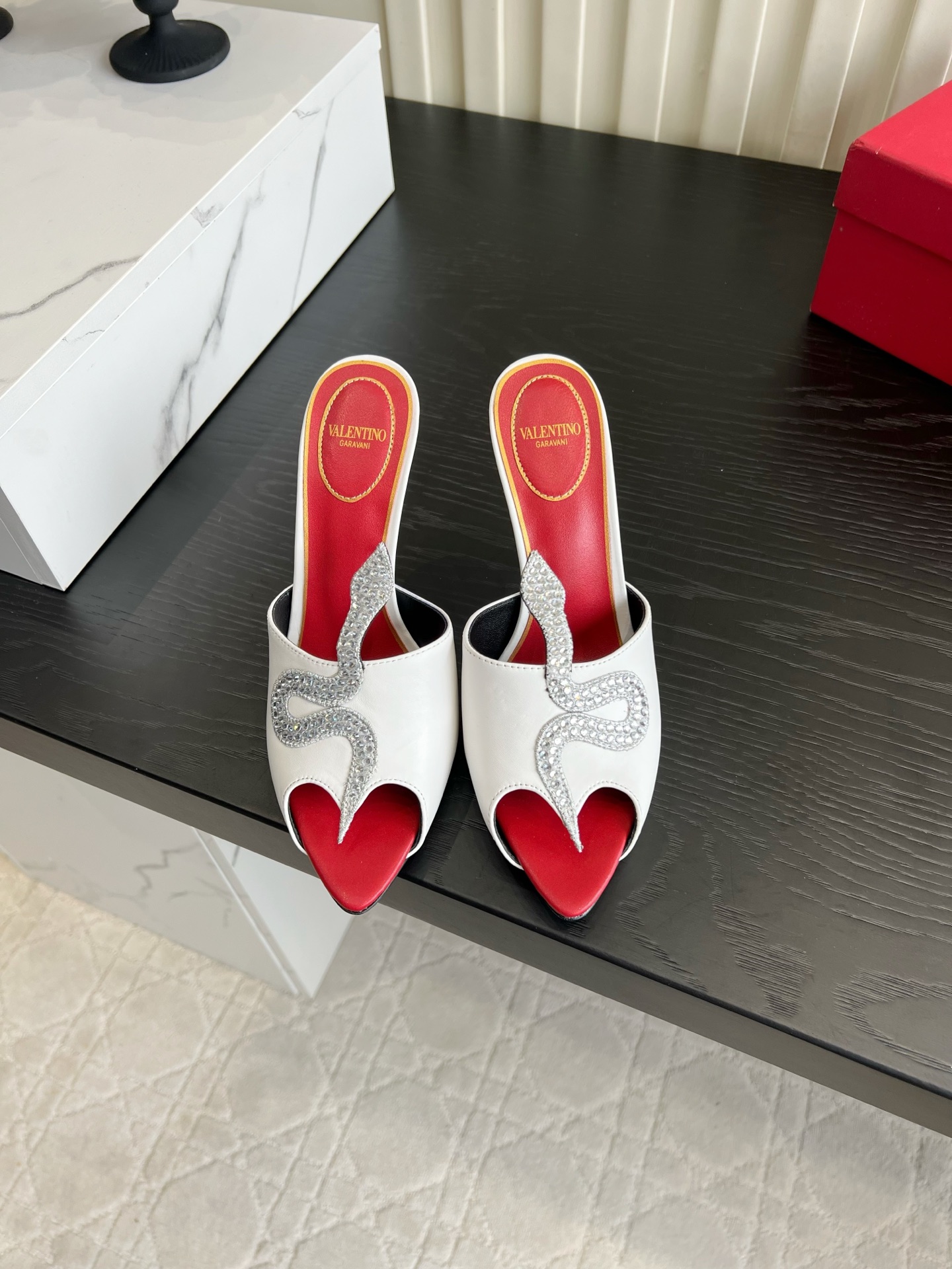 NO:876340,Valentin*’s new rhinestone snake high-heeled slippers. These rhinestone snake-shaped high-heeled slippers are so beautiful that your heart trembles!  The snake-shaped ribbon full of diamonds flashes to the point of foul, and it is paired with a contrasting red sole footbed, which brings a dual atmosphere of nobility and wildness. The four colors are super eye-catching. The soft upper fits the foot shape, and the stiletto heels are anti-slip reinforcements, making walking stable and not tiring. The upper toes show the length of the legs. The open-toe design is matched with neat lines, which can be easily held when paired with hot girl skirts and suit trousers. It will turn heads when you go out on the street. It is A and high-end!  Upper calfskin/mesh, lining sheepskin, Italian genuine leather outsole, heel height 10cm, size 35-39 (customized 40 41 42), high heels and slippers, christian louboutin, valentino, high heels, slippers, skirts, business suit, cowhide, sheepskin, Leather soles19860909Valentin*新款水钻蛇高跟拖鞋 这款水钻蛇形高跟凉拖真的美到心颤！满钻蛇形饰带闪到犯规,搭配撞色红底鞋床,自带贵气与野性双重氛围感,四色都超吸睛.软质鞋面贴合脚型,细跟做了防滑加固处理,走路稳又不累脚,上脚巨显腿长.露趾设计搭配利落线条,搭配辣妹裙、西装裤都能轻松hold住,出街回头率直接拉满,又A又高级！ 鞋面小牛皮/网面 内里垫脚羊皮 意大利真皮大底 跟高10cm 尺码35-39（40 41 42定做）,高跟鞋拖鞋,christian louboutin,valentino,high heels,slippers,skirts,business suit,cowhide,sheepskin,Leather soles,Women's Shoes