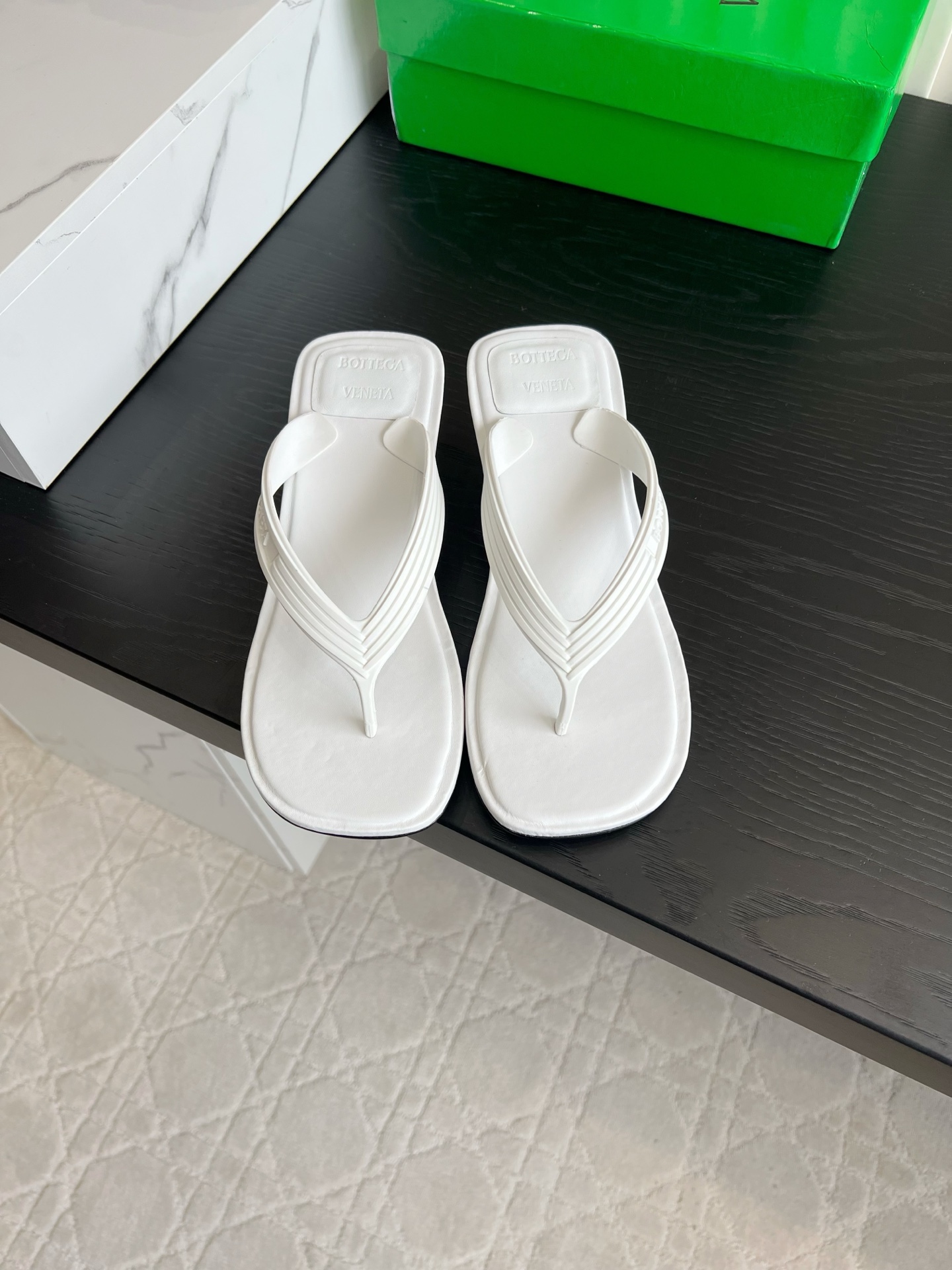 NO:876362,Bottega Venet's latest small-heeled flip-flops, these BV flip-flops are welded directly to the feet!  Square head design + neat lines, with a high-end cool feeling, all three colors are superb!  It is soft and fufu on the feet, and has a natural spring feeling when walking. The low-heeled model also quietly lengthens the leg line, and it looks great with shorts and dresses. With just one kick when going out, even lazy people can easily achieve summer fashion!  Made of high-quality TPU rubber, sheepskin for feet, Italian genuine leather injection outsole, heel height 5cm, size 35-39 (customized 40 41 42), split-toe shoes, bottega veneta, bottega veneta, skirts, shorts, sheepskin19860909Bottega Venet*新款小跟人字拖 这双BV夹趾凉拖直接焊在脚上！方头设计+利落线条,自带高级清冷感,三色都超绝！上脚软fufu的,走路自带回弹感.低跟款还悄悄拉长腿线,配短裤、连衣裙都超有那味儿,出门一脚蹬,懒人也能轻松拿捏夏日时髦感！ 面料优质TPU橡胶 垫脚羊皮 意大利真皮注塑大底 跟高5cm 尺码35-39（40 41 42定做）,分趾鞋,bottega veneta,bottega veneta,skirts,shorts,sheepskin,Women's Shoes