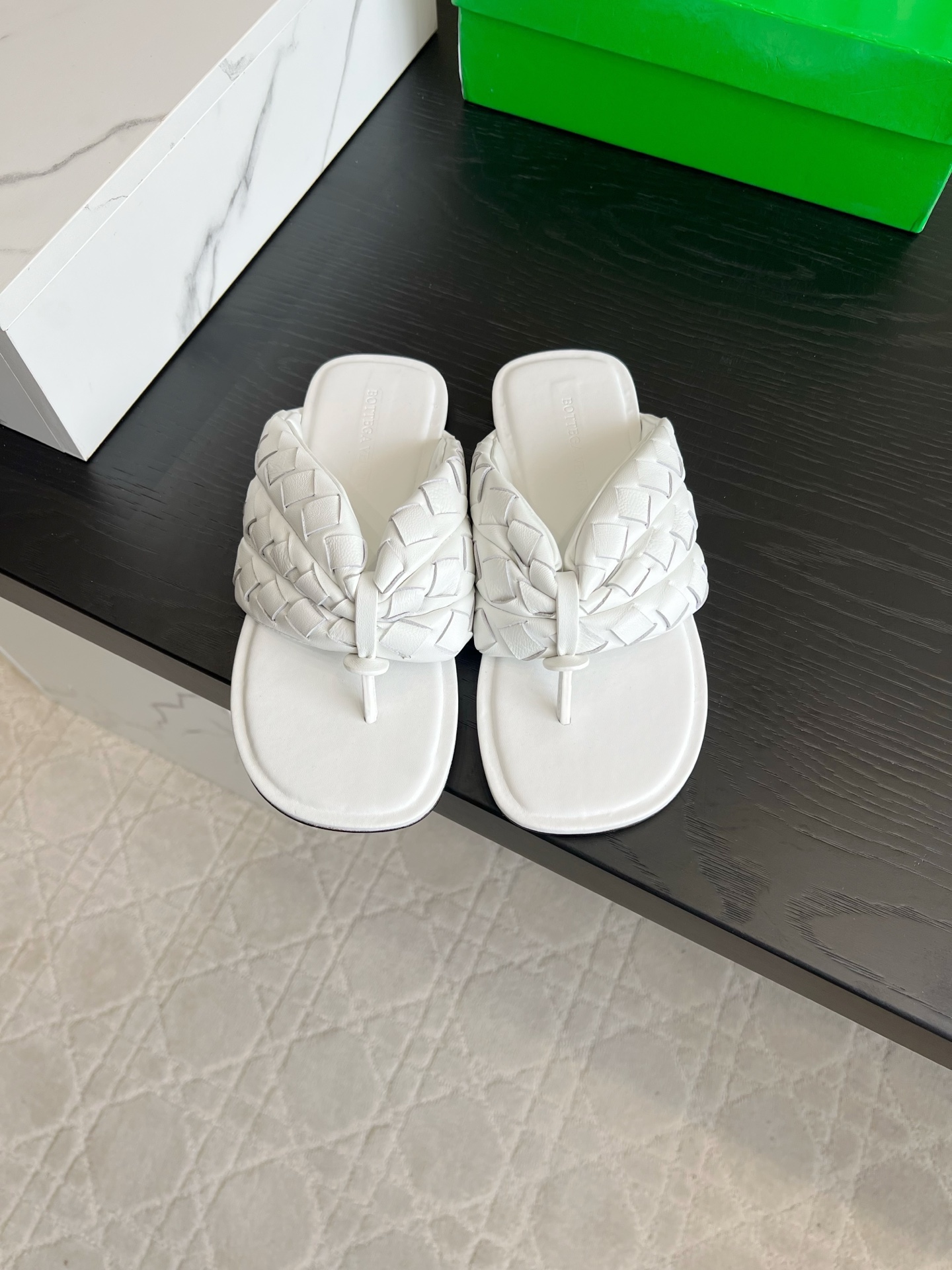 NO:876352,Women's Men's Bottega Vene's latest woven flip-flops, BV woven flip-flops, are so beautiful that they are so beautiful!  The classic weaving process has a high-end texture, the square toe + pinch pleat design is sweet and cool, and the four colors are very recognizable. The soft leather is very comfortable on the feet, and the flat style will not be tiring if you wear it all day long. It can be worn with jeans, wide-leg pants or a small skirt. Lazy people can just go out and easily feel relaxed and fashionable in summer!  The upper is hand-woven with lambskin, the lining is made of sheepskin, and the Italian genuine leather injection molded outsole. Women's size 35-39 (customized 40 41 42), men's size 40-44 (customized 39 45), split-toe shoes, bottega veneta, bottega veneta, slippers, skirts, jeans, sheepskin19860909女款 男款 Bottega Vene*新款编织人字拖鞋 BV编织夹趾凉拖真的美到心巴上！经典编织工艺自带高级质感,方头+捏褶设计又甜又酷,四色都超有辨识度.软乎乎的皮革上脚巨舒服,平底款踩一天都不累.配牛仔裤、阔腿裤或者小裙子都能打,懒人一脚蹬出门,轻松拿捏夏日松弛时髦感！ 鞋面采用小羊皮手工编织 内里垫脚羊皮 意大利真皮注塑大底 女码35-39（40 41 42定做）男码40-44（39 45定做）,分趾鞋,bottega veneta,bottega veneta,slippers,skirts,jeans,sheepskin,Women's Shoes