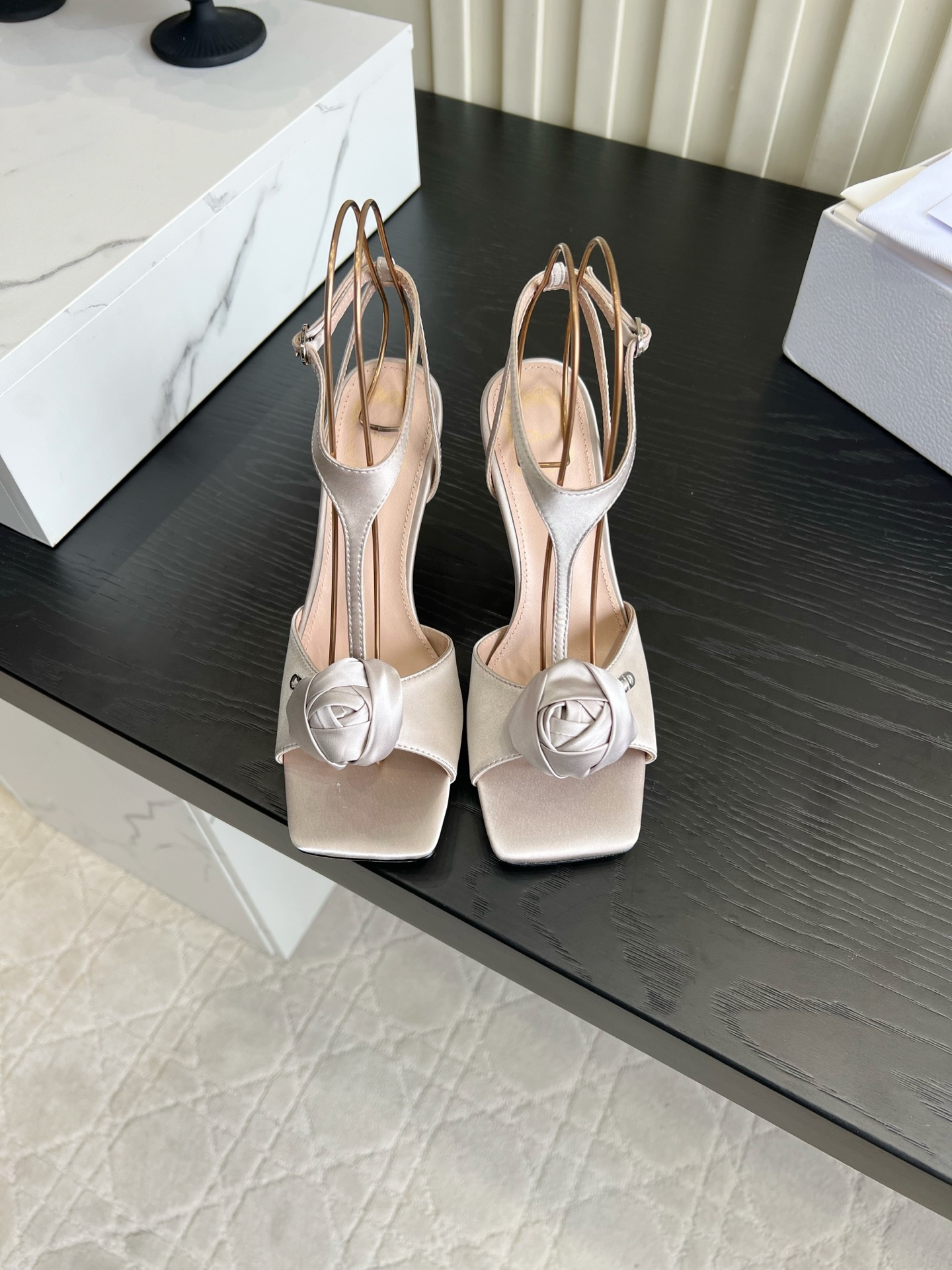 NO:876350,Dio*’s new satin flower high-heeled sandals. These rose high-heeled sandals are so romantic!  Handmade satin roses are embellished on the toes, the petal texture is delicate and lifelike, and it comes with a soft-focus filter, which is exquisite and unobtrusive. The square toe design is gentle and slimming, and the slender heel curve fits the arch of the foot. It walks steadily with aura and is light and comfortable on the foot. Available in multiple colors, whether it is a date or an important occasion, you can easily create a high-end atmosphere, noble and gentle!  Silk upper, sheepskin lining, Italian genuine leather outsole, heel height 8.5cm, size 35-39 (customized 40 41), high heels sandals, dior, sandals, high heels, sheepskin, real silk, Leather soles19860909Dio*新款缎面花朵高跟凉鞋 这款玫瑰高跟凉鞋也太懂浪漫了！手工缎面玫瑰缀于鞋头,花瓣纹理细腻逼真,自带柔焦滤镜,精致又不张扬.方头设计温柔显脚瘦,细跟弧度贴合足弓,走路稳得自带气场,上脚轻盈舒适.多色可选,无论是约会还是重要场合,都能轻松拿捏高级氛围感,自带贵气又温柔！ 鞋面真丝 内里垫脚羊皮 意大利真皮大底 跟高8.5cm 尺码35-39（40 41定做）,高跟鞋凉鞋,dior,sandals,high heels,sheepskin,real silk,Leather soles,Women's Shoes