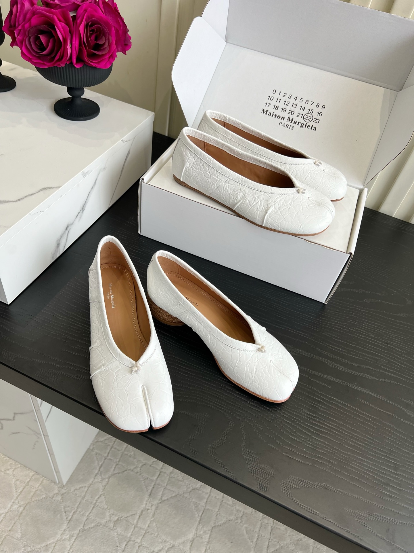 NO:876336,Flat sheepskin, floral leather, mid-heeled sheepskin, floral leather Maison Margiel*MM6 new split-toe shoes Margiel split-toe ballet shoes are also very understanding of girls!  It has a vintage distressed texture, the soft sheepskin upper fits the toes perfectly, the split-toe design is cute and unique, and the shallow mouth style makes your feet look smaller. The low-heeled model is not tiring to wear all day long, and the soft sole has a light bounce when walking. It has a relaxed atmosphere when paired with jeans and small skirts. It has to be the versatile king of the spring and summer wardrobe!  Sheepskin upper, sheepskin lining, Italian genuine leather outsole, size 35-39 (customized in 40), split-toe shoes, masion margiela, masion margiela, skirts, jeans, sheepskin, Leather soles19860909平底羊皮 花皮 中跟羊皮 花皮 Maison Margiel*MM6新款分趾鞋 马吉拉分趾芭蕾鞋也太懂女生了！自带复古做旧纹理,软乎乎的羊皮上脚巨贴脚,分趾设计又乖又有个性,搭配浅口版型超显脚小.低跟款踩一天都不累,软底走路自带轻弹感,配牛仔裤、小裙子都自带松弛氛围感,春夏衣柜的百搭王非它莫属！ 鞋面羊皮 内里垫脚羊皮 意大利真皮大底 尺码35-39（40定做）,分趾鞋,masion margiela,masion margiela,skirts,jeans,sheepskin,Leather soles,Women's Shoes