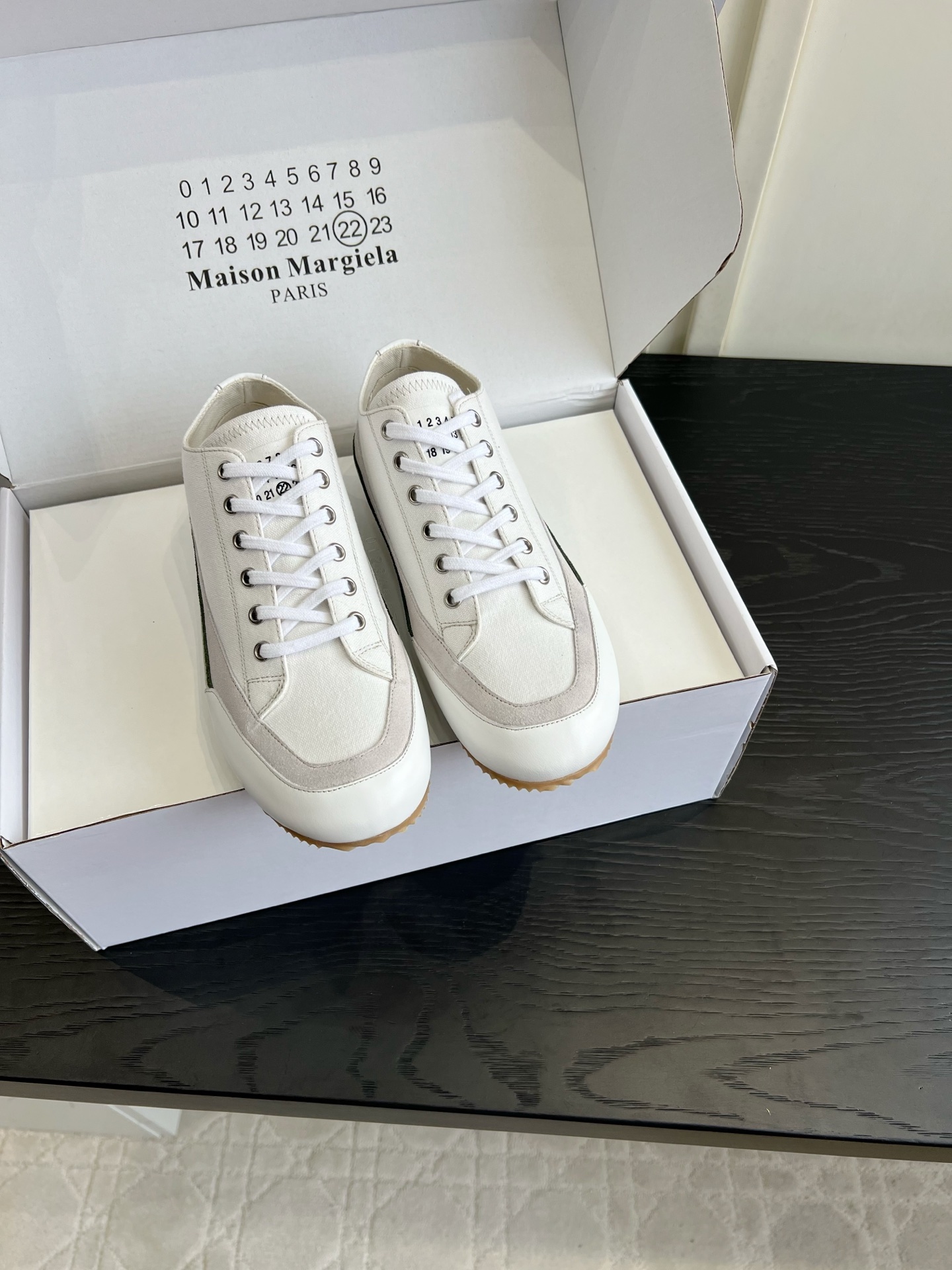 NO:876347,Same style for men and women Maison Margiel* MM6 new canvas moral training shoes casual shoes  Reshape the daily silhouette with deconstruction, and the MM6 classic digital logo is hidden inside. The combination of canvas and spliced leather weakens redundant decoration and outlines a relaxed sense of luxury with neat lines. The retro shoe shape is matched with a rubber non-slip sole, which combines retro aesthetics with daily walking comfort. It is light and fit on the foot, and can be worn for a long time without burden. The three-color low saturation design is suitable for multiple wearing scenarios and interprets a timeless pioneering attitude with a restrained design language. The upper is canvas spliced with cowhide and the lining is cowhide.  Original molded outsole, women's size 35-39 (customized at 40), men's size 40-44 (customized at 45), casual shoes/sports shoes, masion margiela, sneakers, cowhide19860909男女同款 Maison Margiel* MM6新款帆布德训鞋休闲鞋 以解构主义重塑日常轮廓,MM6经典数字标识隐匿其中.帆布与拼接皮革的组合,弱化多余装饰,用利落线条勾勒松弛的高级感.复古鞋型搭配橡胶防滑底,兼顾复古美学与日常行走的舒适,上脚轻盈贴合,久穿无负担.三色低饱和设计,适配多元穿搭场景,以克制的设计语言诠释永不过时的先锋态度. 鞋面帆布拼接牛皮 内里垫脚牛皮 原版开模大底 女码35-39（40定做）男码40-44（45定做）,休闲鞋/运动鞋,masion margiela,sneakers,cowhide,Women's Shoes