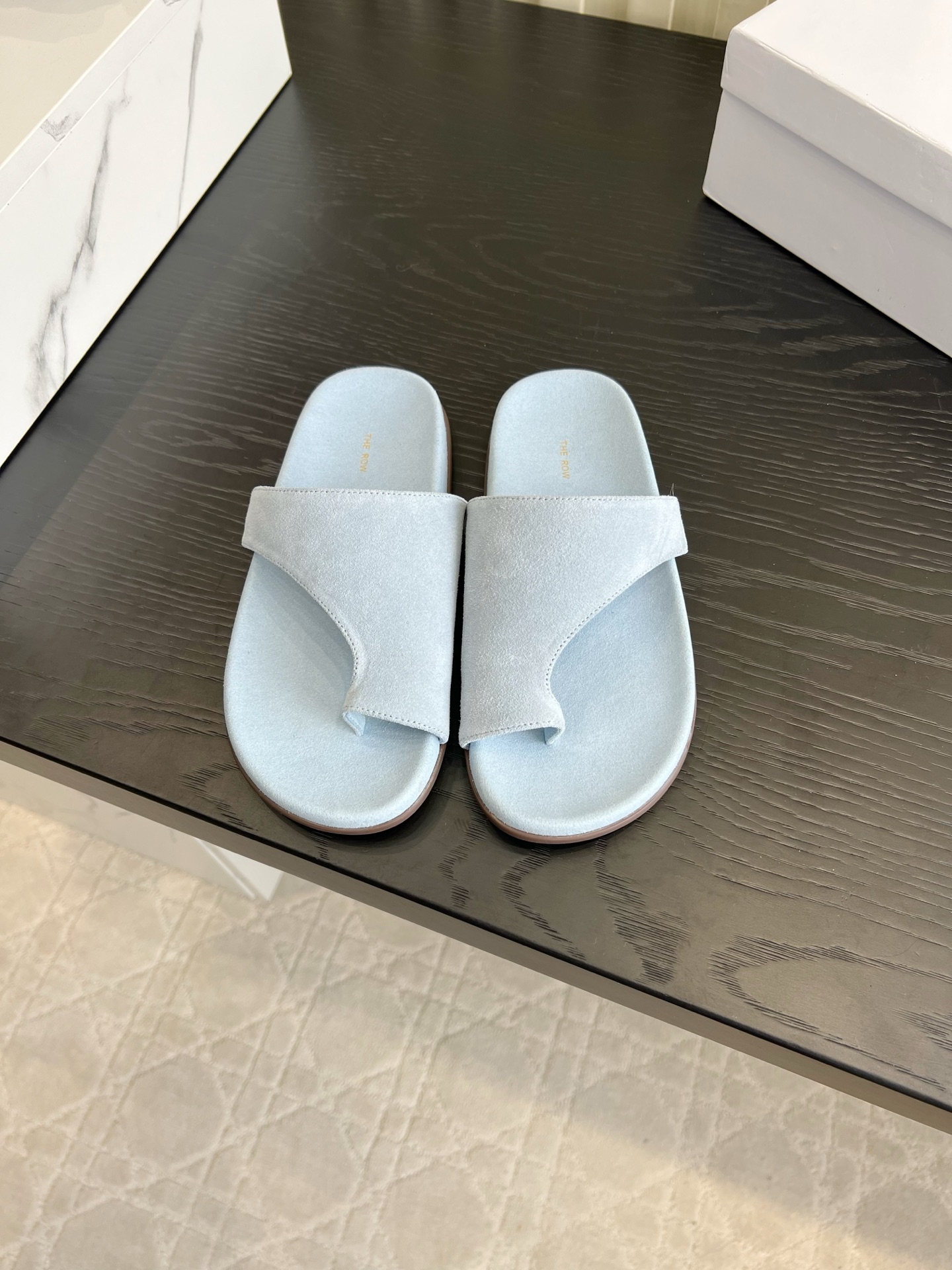 NO:876367,Matte leather The row’s new flip-flops, who knows!  These flip-flops are great news for lazy people!  Minimalist lines + textured leather/suede, the upper foot has a relaxed atmosphere. The wide footbed is soft and fufu, which does not rub your feet at all when walking, and the soft sole is as comfortable as stepping on clouds. Available in multiple colors, it goes well with jeans or holiday skirts. It is a step-on when you go out every day. It is lazy and high-end. It can help you feel relaxed in summer!  Upper cowhide, lining sheepskin, original molded outsole, size 35-39 (customized 40 41), split-toe shoes, slippers, skirts, jeans, cowhide, sheepskin, chamois leather19860909磨砂 皮面 The row新款夹趾拖鞋 谁懂啊！这双夹趾拖鞋简直是懒人福音！极简线条+质感皮面/麂皮,上脚自带松弛氛围感.宽版鞋床软fufu,走路完全不磨脚,软底踩着像踩云朵一样舒服.多色可选,不管是配牛仔裤还是度假裙都超搭,日常出门一脚蹬,慵懒又高级,夏天的松弛感全靠它拿捏了！ 鞋面牛皮 内里羊皮 原版开模大底 尺码35-39（40 41定做）,分趾鞋,slippers,skirts,jeans,cowhide,sheepskin,chamois leather,Women's Shoes