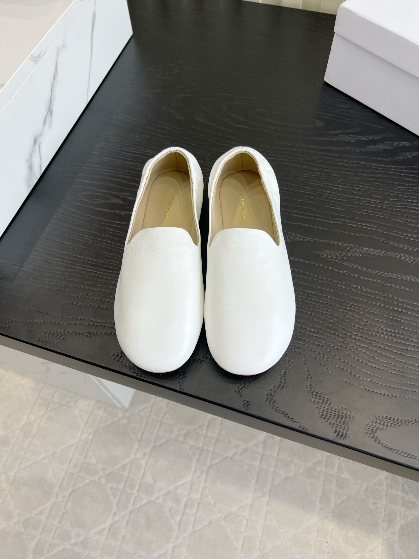 NO:876371,The row's new lambskin flats remove all redundant designs, leaving only the purest outline and texture. Made of fine leather as the base, the shoe body lines are as natural as flowing water, the rounded toe head weakens the edges and corners, and the low-saturated colors interpret the quiet and luxurious aesthetics. The logo-free design hides a low-key taste and allows for slip-on and off. The soft and tough interior fits the foot shape, and the light flat sole brings a zero-burden walking experience, suitable for commuting and leisure scenes, and uses a minimalist attitude to interpret timeless elegance.  Upper delicate lambskin/canvas, lining sheepskin, Italian leather outsole, size 35-39 (customized 40 41), single shoes, flats, sheepskin, Leather soles19860909The row新款小羊皮平底鞋 褪去所有冗余设计,只留最纯粹的轮廓与质感.以细腻皮革为底,鞋身线条如行云流水般自然,圆润鞋头弱化棱角,低饱和色调诠释静奢美学.无logo设计暗藏低调品味,实现一脚蹬穿脱.软韧内里贴合脚型,轻盈平底带来零负担行走体验,适配通勤与休闲场景,以极简姿态演绎永不过时的优雅. 鞋面细腻小羊皮/帆布 内里羊皮 意大利真皮大底 尺码35-39（40 41定做）,单鞋,flats,sheepskin,Leather soles,Women's Shoes