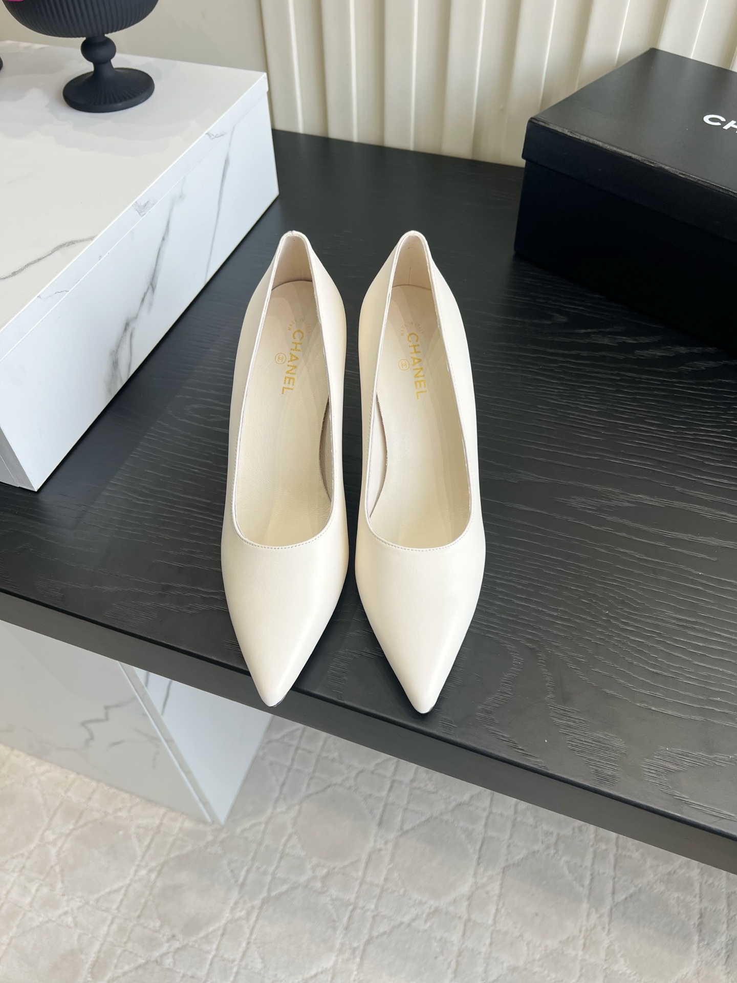 NO:889233,Chane*’s new pointed-toe high-heeled shoes are the perfect style for workplace commuting!  Here comes the temperamental pointy-toe thick-heeled high-heeled shoes. The neat pointed-toe shoe shape has a sense of sophistication, quietly elongating the leg line and making you look slimmer. A variety of materials are available, suitable for different styles of wear. The thick-heeled design is stable enough for commuting, and the metal mark on the heel is low-key and elegant, so it is not worn or tiring on the feet. It is available in all colors, whether it is worn with suit pants or a dress, it is very aura, and it is easy to match the two-way atmosphere of the workplace and dating~ Upper sheepskin/horse hair, lining sheepskin  Italian genuine leather outsole, heel height 8cm, size 35-39 (40 41 customized), high-heeled shoes, chanel, high heels, skirts, business suit, sheepskin, Leather soles19860909Chane*新款尖头高跟单鞋 职场通勤封神款！气质尖头粗跟高跟鞋来啦 利落尖头鞋型自带精致感,悄悄拉长腿线超显瘦,多种材质可选,适配不同风格穿搭.粗跟设计稳到能暴走通勤,鞋跟处的金属标低调显贵,上脚不磨脚不累脚. 全色系都有,不管是搭西装裤还是连衣裙都超有气场,轻松拿捏职场与约会的双向氛围感~ 鞋面羊皮/马毛 内里垫脚羊皮 意大利真皮大底 跟高8cm 尺码35-39（40 41定做）,高跟鞋单鞋,chanel,high heels,skirts,business suit,sheepskin,Leather soles,Women's Shoes