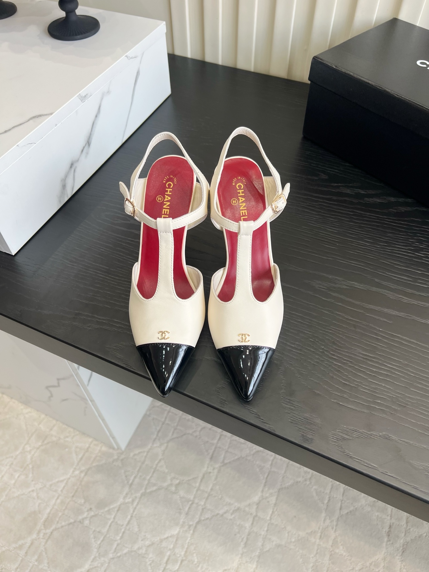 NO:889224,Chane*'s new T-strap spliced sandals | Here comes the gentle and distinguished Tiancai model. The classic color-blocked pointed toe has a delicate and ladylike feel. The T-strap design modifies the foot shape and makes the foot slimmer. The small label on the toe is low-key and noble. The stiletto heel is just the right height, making walking stable without tiring the feet. The buckle design fits the foot shape without rubbing.  Multiple colors are available to suit various outfits. It can be worn for commuting, dating, and daily outings. It is gentle with a skirt and smart with pants, and it is easy to achieve the French retro atmosphere!  Sheepskin upper, sheepskin lining, Italian genuine leather outsole, heel height 8.5cm, size 35-39 (customized 40 to 41), high-heeled shoes, chanel, sandals, high heels, skirts, sheepskin, Leather soles19860909Chane*新款T字带拼接凉鞋｜温柔又显贵的天菜款来啦 经典拼色尖头自带精致名媛感,T字带设计修饰脚型超显瘦,鞋头的小香标低调又显贵.细跟高度刚好,走路稳当不累脚,搭扣设计贴合脚型不磨脚. 多色可选适配各种穿搭,通勤、约会、日常出街都能hold住,配裙子温柔配裤子干练,轻松拿捏法式复古氛围感！ 鞋面羊皮 内里垫脚羊皮 意大利真皮大底 跟高8.5cm 尺码35-39（40 41定做）,高跟鞋凉鞋,chanel,sandals,high heels,skirts,sheepskin,Leather soles,Women's Shoes