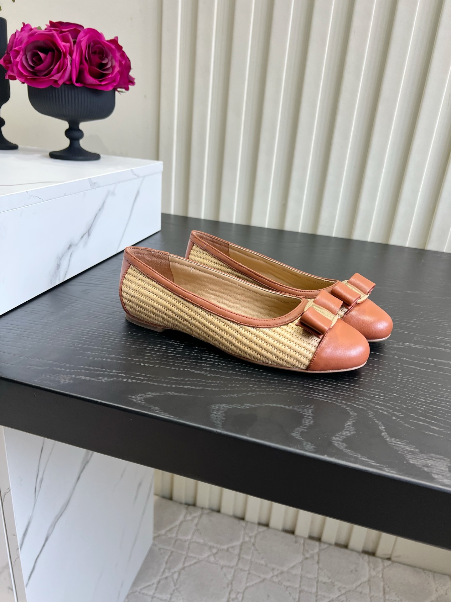 NO:889240,Ferragam* straw and leather bow shoes  Small straw and leather shoes with a full spring and summer atmosphere. Asakusa woven fabric with caramel cowhide edging. The classic metal bow locks the gentle retro tone. There are two styles: the back strap style and the all-inclusive flat style. The low thick heel design does not rub your feet at all when walking, and the interior of the shoe compartment is soft  Soft and skin-friendly. The shallow round toe accommodates various foot types without squeezing the toes. The French pastoral style is suitable for dresses, jeans, commuting and outings. The breathable grass surface is not stuffy to the feet in summer. The gentle caramel color is very white. It can be worn casually to give you a relaxed and refined Korean girl temperament.  Straw spliced cowhide upper, sheepskin lining, Italian genuine leather outsole, back heel height 6cm, flat bottom 35-39 (34 40 customized) back 35-39 (40 41 customized), sandals, ferragamo, sandals, espadrilles, skirts, jeans, cowhide, sheepskin, Leather soles19860909Ferragam*草编拼皮蝴蝶结单鞋 春夏氛围感拉满的草编拼皮小单鞋,浅草编织面料搭配焦糖牛皮包边,经典金属蝴蝶结锁死温柔复古调性.分后空绊带款与全包平底款两种版型,低粗跟设计走路完全不磨脚,鞋仓内里柔软亲肤.浅圆头包容各种脚型,不挤脚趾.法式田园风适配连衣裙、牛仔裤,通勤出游都适配,透气草面夏天穿不闷脚,温柔焦糖配色巨显白,随手一搭就是松弛精致的韩系小姐姐气质. 鞋面草编拼接牛皮 内里垫脚羊皮 意大利真皮大底 后空跟高6cm 平底35-39（34 40定做）后空35-39（40 41定做）,凉鞋,ferragamo,sandals,espadrilles,skirts,jeans,cowhide,sheepskin,Leather soles,Women's Shoes