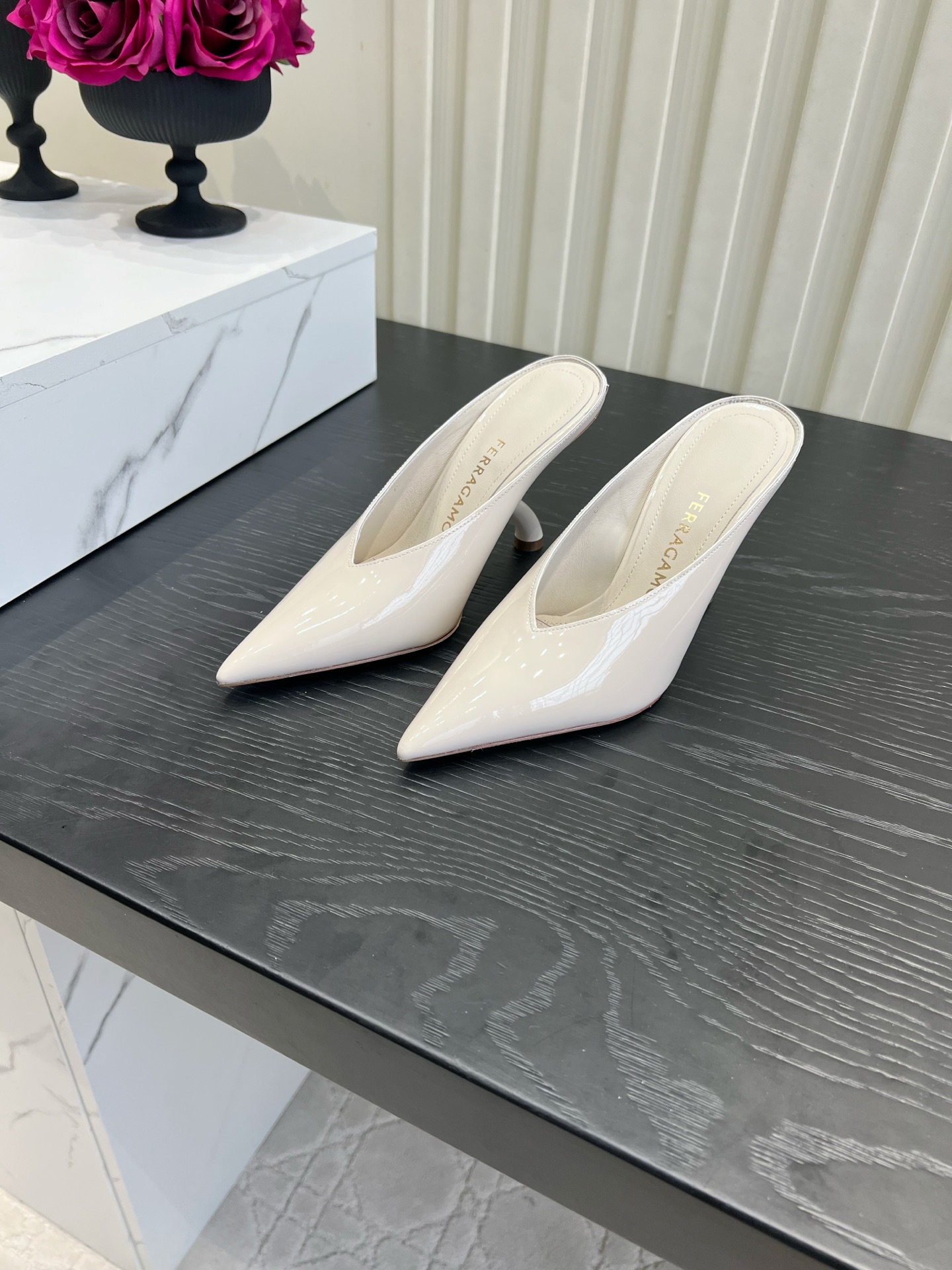 NO:889345,Ferragam* pointed-toe patent leather cat-heeled mules｜atmosphere artifact  The Fila pointed-toe Mule slippers fall in love at first sight. The glossy patent leather has a high-end water-gloss texture. The sharp pointed toe elongates the leg line in seconds. The small curved cat heel is exquisite and not bulky. The heelless slipper design is super worry-free to put on and take off. Three colors are available: hot red, bright and eye-catching, cool black, versatile and noble, breasts  The white color is gentle and suitable for commuting, whether it is worn with a dress or a suit. The thin heel has a balanced arc, which will not tire your feet after walking for a long time. The interior is delicate and skin-friendly without being stuffy. It has a light and mature atmosphere and can be worn steadily for dating, commuting, and daily outings. It has a sense of elegance and sophistication when worn casually.  Upper cow patent leather, inner padding sheepskin, Italian genuine leather outsole, heel height 9cm, size 35-39 (34 40 41 customized), semi-slip heels, ferragamo, high heels, slippers, skirts, business suit, sheepskin, Leather soles19860909Ferragam*尖头漆皮猫跟穆勒拖｜氛围感神器 一眼沦陷的菲拉尖头穆勒拖,亮面漆皮自带高级水光质感,利落尖头上脚秒拉长腿部线条,小巧弧形猫跟精致不笨重,无后跟拖鞋设计穿脱超省心.三色可选热烈正红明艳吸睛,酷感黑百搭显贵,奶白温柔通勤,不管配连衣裙还是西装都适配.细跟做了平衡弧度,久走也不会磨脚累足,内里细腻亲肤不闷脚.轻熟氛围感直接拉满,约会通勤、日常出街都能稳稳拿捏,随手搭都自带优雅精致感. 鞋面牛漆皮 内里垫脚羊皮 意大利真皮大底 跟高9cm 尺码35-39（34 40 41定做）,半拖高跟鞋,ferragamo,high heels,slippers,skirts,business suit,sheepskin,Leather soles,Women's Shoes