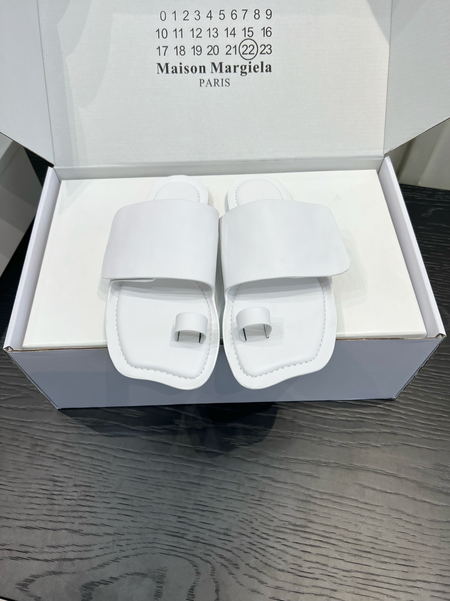 NO:922312,Flat high-heeled Margiel flip-flops｜The minimalist atmosphere is welded to the feet in summer Maison Margiel*This pair of flip-flops really hits the mark on aesthetics!  Classic split-toe deconstructed design, square toe lines are clean and neat, two styles are available: flat + thick heel, black/white/metallic silver are available in three colors. The fine leather upper is soft and soft on the feet, the thick square heel is stable enough to walk without getting tired, and the soft padding inside does not rub the feet at all. The silver color comes with a cool reflective filter, so it can be matched with black and white for daily use.  Paired with jeans, suspenders, and wide-leg trousers, it is very stylish. It is low-key and niche and is not easy to clash with. It has a high-end feel when you shoot it casually. It supports the atmosphere of spring and summer. The upper is cowhide, the lining is sheepskin, the original molded outsole, the heel is high and flat/5.5cm, the size is 35-39 (40 41 custom-made), split-toe shoes, masion margiela, skirts, jeans, cowhide, sheepskin19860909平底 高跟 马吉拉夹趾凉拖｜夏天极简氛围感焊在脚上 Maison Margiel*这双夹趾拖真的戳中审美！经典分趾解构设计,方头线条干净利落,平拖+粗跟两种版型可选,黑/白/金属银三色随便挑. 细腻真皮上脚软乎乎,粗方块跟稳到暴走不累,内里软垫完全不磨脚.银色自带清冷反光滤镜,日常黑白百搭不出错. 配牛仔裤、吊带裙、阔腿裤都超有腔调,低调小众不容易撞款,随手拍都很有高级感,春夏穿搭氛围感全靠它撑住. 鞋面牛皮 内里羊皮 原版开模大底 跟高平底/5.5cm 尺码35-39（40 41定做）,分趾鞋,masion margiela,skirts,jeans,cowhide,sheepskin,Women's Shoes