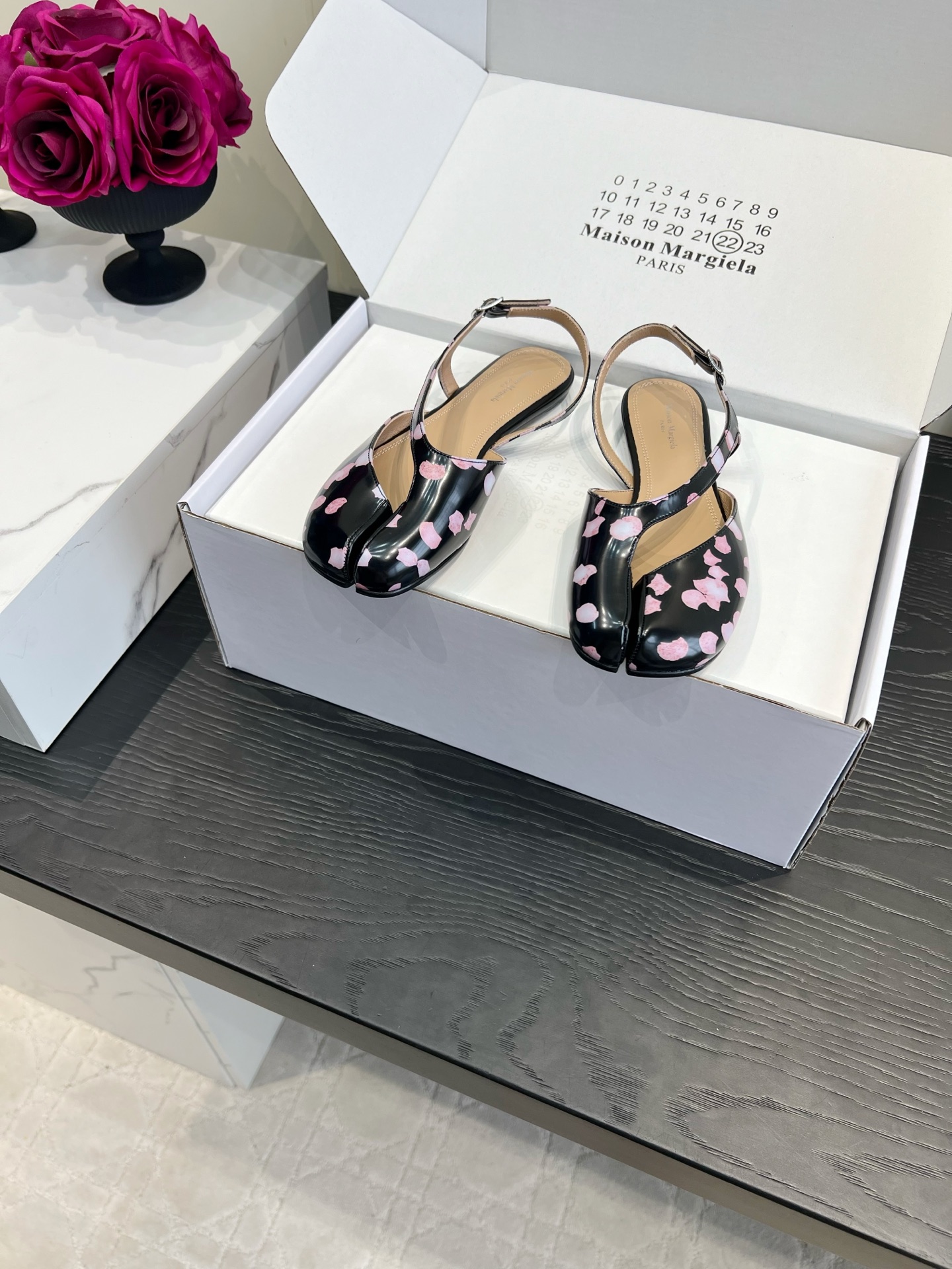 NO:922324,Single shoe style, flat sole, thick heel, empty back style, flat sole, high heel, Margiel cherry blossom split-toe shoes｜Sweet and cool niche ceiling Maison Margiel* classic split-toe shoes are now available in new colors!  The glossy black leather is covered with a pink-toned cherry blossom print, and the sweet-cool collision atmosphere directly fills the air. It is highly recognizable and is not afraid of collision. There are two types of shoes, the thick heel and back strap style modify the calf, and the flat style is casual and lazy; the inside is soft and skin-friendly, the thick heel is stable and easy to wear without tiring the feet, and the adjustable buckle design adapts to various foot types.  It goes well with floral skirts and denim shorts. It is easy to style sweet girls and Asian styles. It is a must-have for spring and summer. The upper feet have a unique artistic sense and are great for taking photos. The upper is cowhide, the lining is sheepskin, the Italian leather outsole, the back heel is 8cm, the size is 35-39 (40 41 42 custom-made), split-toe shoes, masion  margiela,skirts,shorts,cowhide,sheepskin,leather soles19860909单鞋款 平底 粗跟 后空款 平底 高跟 马吉拉樱花分趾鞋｜甜酷小众天花板 Maison Margiel*经典分趾鞋出新花色啦！亮黑皮质铺满粉调樱花印花,甜酷碰撞氛围感直接拉满,辨识度超高完全不怕撞款. 分两种鞋型,粗跟后绑带款修饰小腿,平底款随性慵懒；内里柔软亲肤,粗跟稳走好穿不累脚,调节扣设计适配各种脚型. 搭配碎花裙、牛仔短裤都超适配,甜妹、亚系风轻松拿捏,春日夏日穿搭刚需,上脚自带独特艺术感,随手拍照巨出片. 鞋面牛皮 内里垫脚羊皮 意大利真皮大底 后空高跟8cm 尺码35-39（40 41 42定做）,分趾鞋,masion margiela,skirts,shorts,cowhide,sheepskin,Leather soles,Women's Shoes