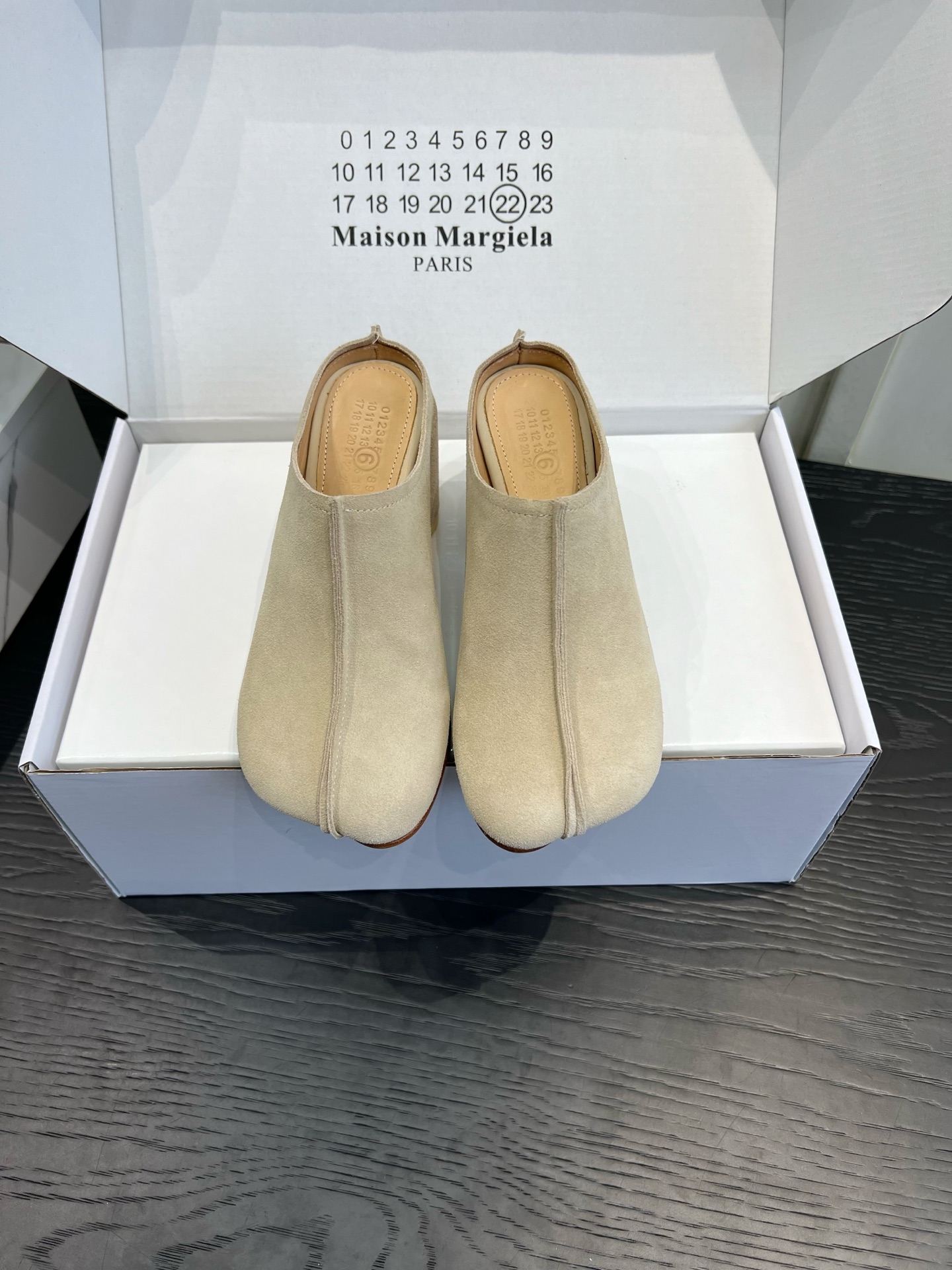 NO:922305,Maison Margiel* MM6 Margiel high-heeled mules half slippers｜Retro atmosphere Fengshen Margiel’s pair of mules are really good at aesthetics!  Classic split stitching in the middle, two kinds of fabrics: smooth cowhide + delicate suede, black/brown/rice/caramel low-saturated earth tones, it looks good no matter what you choose.  The height of the thick wooden heel is just right, so it is stable enough to walk without tiring the feet. The soft padded interior does not wear the heel at all, and the heelless drag style is very easy to put on and take off. It is suitable for suits, jeans, and knitted long skirts. It has a lazy French retro feel and is a versatile shoe that can be worn in all seasons. The upper is cowhide, the lining is cowhide, and the Italian genuine leather outsole. The heel height is 7cm. Sizes 35-39 (40)  41 custom-made), half drag, masion margiela, masion margiela, slippers, skirts, jeans, business suit, cowhide, chamois leather, Leather soles19860909Maison Margiel* MM6 马吉拉高跟穆勒半拖鞋｜复古氛围感封神 马吉拉这双穆勒拖真的长在审美点上！经典中间分割缝线,光面牛皮+细腻麂皮两种面料,黑/棕/米/焦糖低饱和大地色系,随便挑都很耐看. 粗木质跟高度刚刚好,走路稳到暴走不累脚,软垫内里完全不磨后跟,无后跟拖款穿脱超省事.搭西装、牛仔裤、针织长裙都适配,慵懒法式复古感直接拉满,小众不撞款,四季都能穿的百搭神鞋. 鞋面牛皮 内里垫脚牛皮 意大利真皮大底 跟高7cm 尺码35-39（40 41定做）,半拖,masion margiela,masion margiela,slippers,skirts,jeans,business suit,cowhide,chamois leather,Leather soles,Women's Shoes