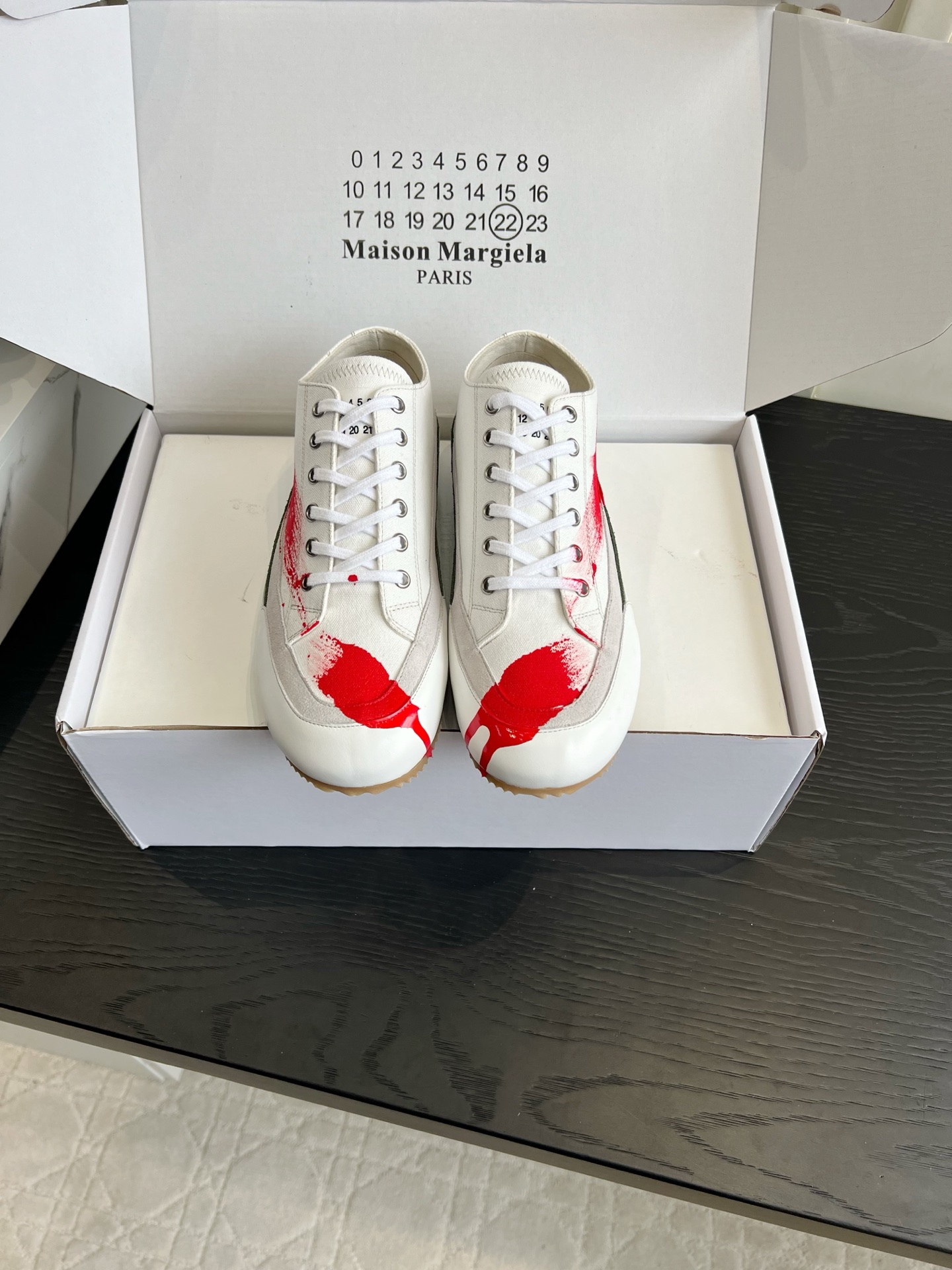 NO:922299,Maison Margiel*MM6 Margiel graffiti canvas shoes for both men and women. This canvas shoe from Margiel directly brings out the atmosphere. It has a black and white beige base with casual hand-painted red paint strokes. The hand-painted texture is full of layers. The retro splicing toe box combines canvas and soft leather. The deconstructed design has its own niche artistic accent. You are not afraid of hitting the style when you go out.  The canvas shoe body is breathable and not stuffy, so there is no pressure for daily commuting and shopping. The simple low-top version, the cool background color neutralizes the red paint, casual and high-end, easy to handle and relax retro wear, a must-have item for fashionable people's shoe cabinets. The upper canvas is spliced with cowhide, the foot pads are cowhide, and the original open-molded outsole. Women's size 35-39 (40 custom-made) Men's size 40-45, casual shoes/sports shoes, masion margiela, masion  margiela,sneakers,cowhide19860909男女同款 Maison Margiel*MM6 马吉拉涂鸦帆布鞋 马吉拉这款帆布鞋氛围感直接拉满,黑白米三色基底搭配随性手绘红漆笔触,手工喷绘肌理层次十足,复古拼接鞋头融合帆布与软皮,解构设计自带小众艺术腔调,出门完全不怕撞款. 鞋身帆布透气不闷脚,日常通勤、逛街暴走毫无压力.简约低帮版型,冷调底色中和红漆张扬,随性又高级,轻松拿捏松弛复古穿搭,潮人鞋柜刚需单品. 鞋面帆布拼接牛皮 垫脚牛皮 原版开模大底 女码35-39（40定做）男码40-45,休闲鞋/运动鞋,masion margiela,masion margiela,sneakers,cowhide,Women's Shoes