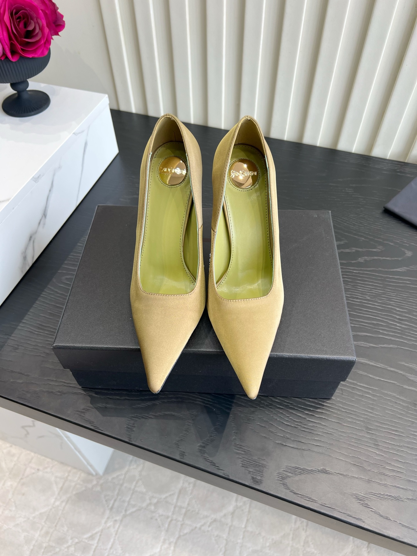 NO:921284,YSL Yangshulin Satin Pointed Toe Stiletto High Heels｜A tool that creates a noble atmosphere Who knows the high-end feel of these satin pointed toe high heels!  The sharp pointed toe has a huge foot shape, the metal stiletto is exquisite and eye-catching, and the small gold label inside is full of details. The smooth satin fabric has a soft light texture, and the upper foot straightens the leg line. It can be used for dates, dinners, and the workplace. Paired with long skirts and suits, it directly adds to the atmosphere. It is gentle and aura. A must-have for girls with temperament. Cowhide leather upper/silk, sheepskin lining, Italian genuine leather outsole, heel height 10.5cm, size 35-39 (40)  41 42 custom-made), high-heeled shoes, saint laurent, high heels, skirts, business suit, cowhide, sheepskin, real silk, Leather soles19860909YSL杨树林 缎面尖头细跟高跟鞋｜显贵氛围感神器 谁懂这双缎面尖头高跟鞋的高级感！利落尖鞋头巨修饰脚型,金属细跟精致吸睛,内里小金标细节满满. 顺滑缎面面料自带柔光质感,上脚立马拉长腿部线条.约会、晚宴、职场都能驾驭,搭配长裙西装氛围感直接拉满,温柔又有气场,气质女生必入款 鞋面牛皮/真丝 内里羊皮 意大利真皮大底 跟高10.5cm 尺码35-39（40 41 42定做）,高跟鞋单鞋,saint laurent,high heels,skirts,business suit,cowhide,sheepskin,real silk,Leather soles,Women's Shoes