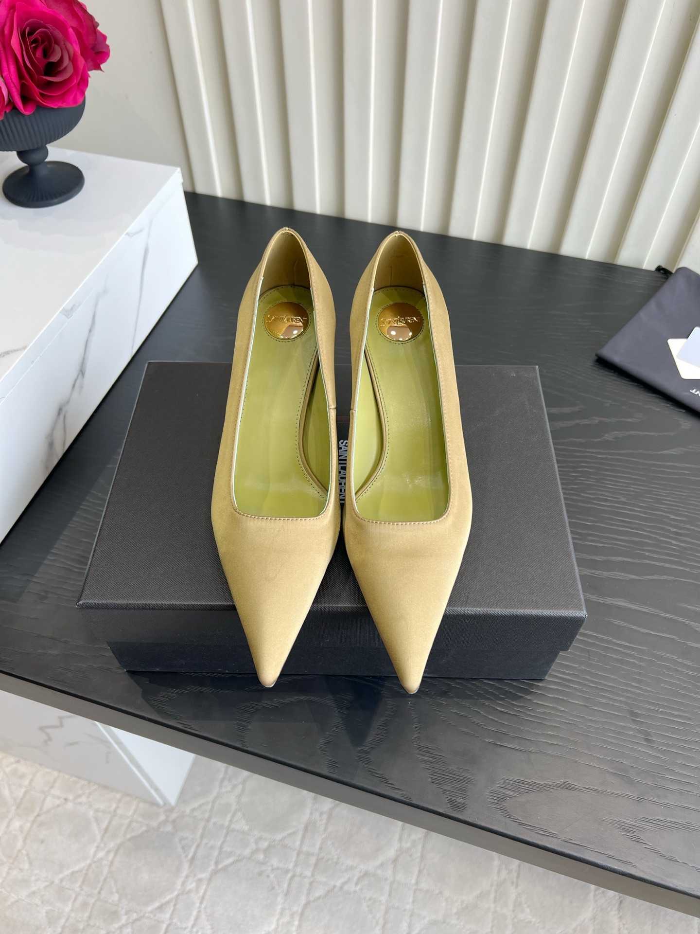 NO:921288,YSL Yangshulin Satin Pointed Toe Small Heel Shoes｜Wear the atmosphere on your feet. The satin texture really brings a sense of elegance!  The neat pointed toe super flatters the foot shape, the crystal stiletto is light and lengthens the legs, and the metal round mark details inside are full. The satin is smooth and fits the foot, and the upper foot is gentle and aura. It is suitable for dating, commuting, and dinner. It looks great with long skirts and suits. It is a must-have shoe for beauties with a sense of atmosphere!  Upper cowhide/silk, lining sheepskin, Italian genuine leather outsole, heel height 6cm, size 35-39 (40 41 42 customized), high-heeled shoes, saint laurent, high heels, skirts, business suit, cowhide, sheepskin, real silk, Leather soles19860909YSL杨树林 缎面尖头小跟单鞋｜把氛围感穿在脚上 缎面质感真的自带贵气！利落尖头超修饰脚型,水晶细跟轻盈又显腿长,内里金属圆标细节拉满. 缎面顺滑贴脚,上脚温柔又有气场,约会、通勤、晚宴都适配.搭长裙西装都绝美,氛围感美女必备单鞋！ 鞋面牛皮/真丝 内里羊皮 意大利真皮大底 跟高6cm 尺码35-39（40 41 42定做）,高跟鞋单鞋,saint laurent,high heels,skirts,business suit,cowhide,sheepskin,real silk,Leather soles,Women's Shoes