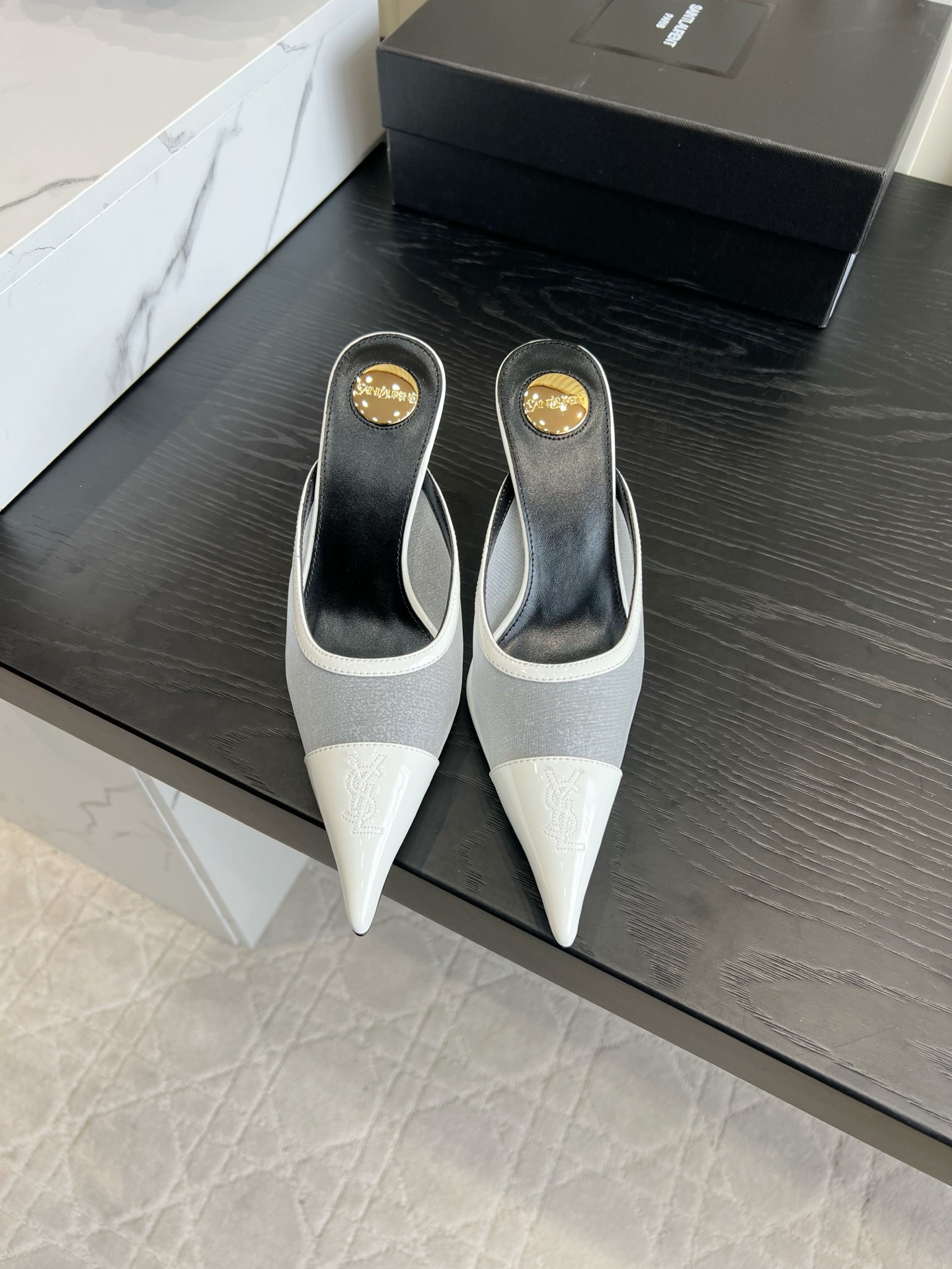 NO:921296,YSL Poplar Forest Pointed Mesh Half Drags｜Atmospheric Fengshen Thin Heels Who can resist a pair of gentle and royal slender heel mules!  The sheer mesh is spliced with a shiny pointed toe, the metal round mark inside the shoe is low-key and noble, and the stiletto heels elongate the leg line, giving you a cool and high-end feeling when walking. The four colors have a clean and gentle commuter charm, a rich burgundy and a retro, a caramel brown that is versatile for everyday use, and a pure black that is cool and elegant.  It can be worn on dates, commuting, or dinners. It is super feminine when worn alone with a long skirt or with suit pants. It instantly transforms into a beauty with a sense of atmosphere. It is hard not to love the niche and elegant shoes. High-density mesh uppers are spliced with cowhide. Sheepskin for foot pads. Italian genuine leather outsole. Heel height 7.5cm. Size 35-39 (customized for 40 41 42), half-high heels, saint laurent, high heels, skirts, business  suit,cowhide,sheepskin,leather soles19860909YSL杨树林尖头网纱半拖｜氛围感封神细跟 谁能拒绝一双温柔又御的细跟穆勒拖！ 透感网纱拼接亮面尖头,鞋内金属圆标低调显贵,细高跟拉长腿部线条,走路自带清冷高级感. 四个配色各有韵味干净白温柔通勤、酒红浓郁复古、焦糖棕日常百搭、纯黑酷飒御姐,纱面轻盈不闷脚,尖头修饰脚型巨显瘦. 约会/通勤/晚宴都能hold住,单穿配长裙、搭西装裤都超有女人味,上脚秒变氛围感美女,小众不撞款的气质美鞋很难不爱 鞋面高密度网纱拼接牛皮 垫脚羊皮 意大利真皮大底 跟高7.5cm 尺码35-39（40 41 42定做）,半拖高跟鞋,saint laurent,high heels,skirts,business suit,cowhide,sheepskin,Leather soles,Women's Shoes