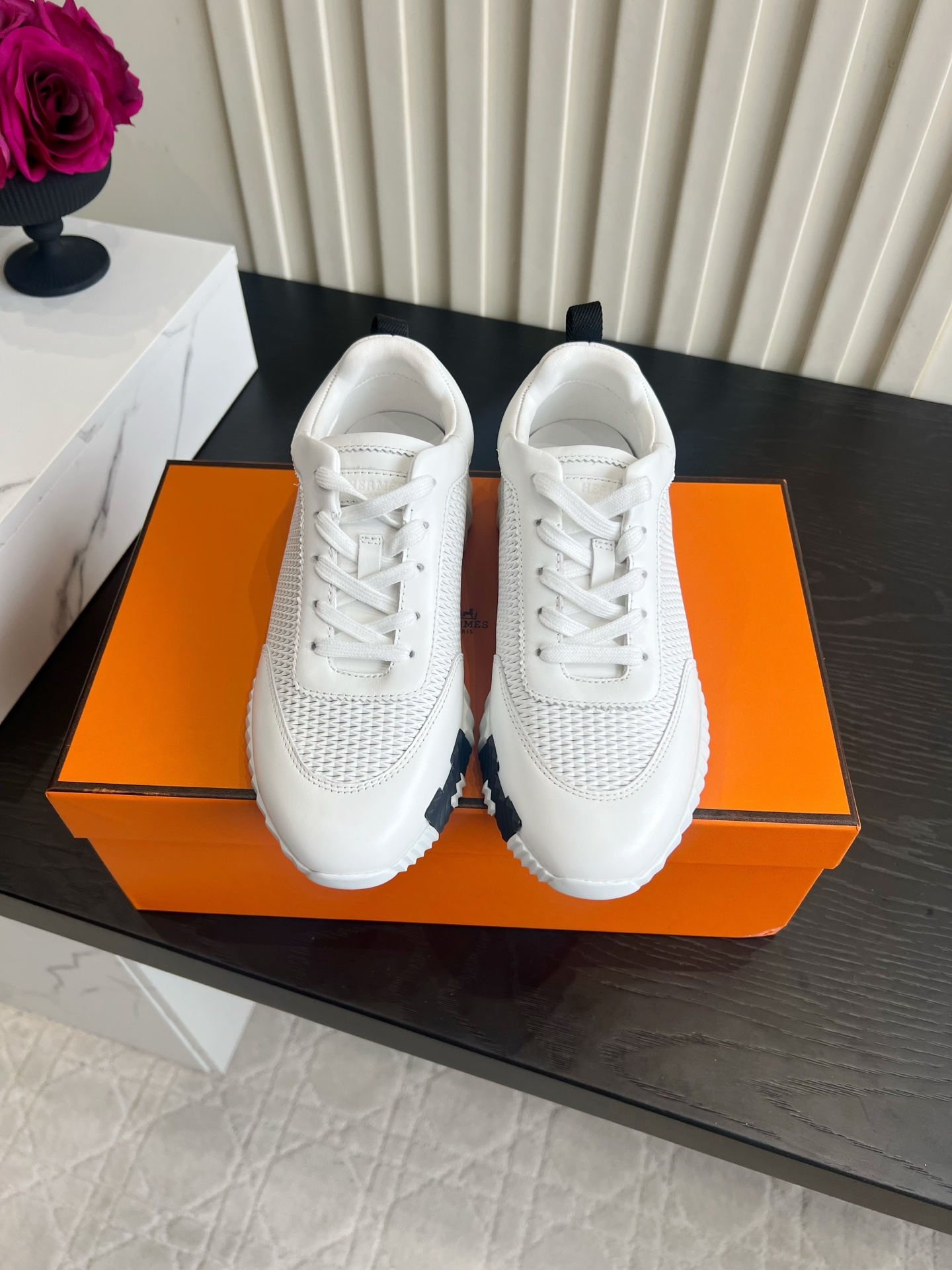 NO:901539,Glossy, meshed, unisex Herme* commuter treasure casual sneakers. Who knows? I found a pair of retro moral casual shoes that are extremely versatile!  A variety of colors are immediately eye-catching, suede + breathable leather stitching texture is full, gentle milk coffee, cool gray and blue, classic black and white are all available. The sawtooth thick sole is quietly increased, soft and elastic when walking without tiring the feet, suitable for daily commuting and shopping. The simple lace design is not picky, and it has a sense of atmosphere when paired with jeans and skirts. The low-key and luxurious feeling is just right for daily wear~ Upper cowhide leather lining Sheepskin original molded outsole  Women's size 35-39 (40 customized) Men's size 39-44 (45 46 customized), sandals, hermes, sandals, sneakers, skirts, jeans, cowhide, sheepskin, chamois leather19860909光面 网纹 男女同款 Herme*通勤宝藏休闲运动鞋谁懂啊 挖到巨百搭的复古德训休闲鞋！多种配色直接挑花眼,麂皮+透气皮革拼接质感拉满,温柔奶咖、清冷灰蓝、经典黑白全都有. 锯齿厚底悄悄增高,走路软弹不累脚,日常通勤、逛街遛弯都适配.简约系带设计不挑穿搭,配牛仔裤半身裙随手一套都很有氛围感,低调轻奢感日常穿刚刚好～ 鞋面牛皮 内里羊皮 原版开模大底 女码35-39（40定做）男码39-44（45 46定做）,凉鞋,hermes,sandals,sneakers,skirts,jeans,cowhide,sheepskin,chamois leather,Women's Shoes