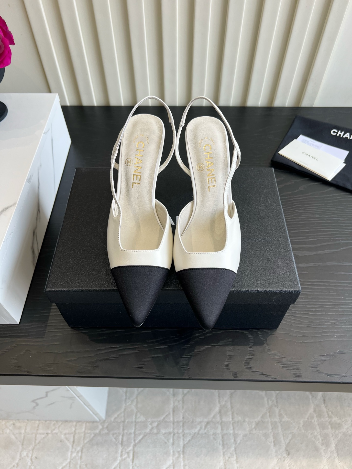 NO:901535,Chane* classic color-blocked back sandals | Gentle and feminine ceiling, pointed toe high heels that will never go out of style!  The classic color matching never goes wrong, and the multiple colors can easily adapt to various occasions. The thin back strap design outlines the slender ankle, the exquisite pointed toe modifies the foot shape, and the stiletto heel brings an elegant atmosphere. It can be worn for commuting, dating, and dinner. The upper foot is gentle and dignified, and the mature style sisters close their eyes and close their eyes ~ Upper cowhide/lamb leather lining Step sheepskin Italian genuine leather outsole Heel height 8.5cm Size 35-39 (40  41 customized),sandals,chanel,sandals,cowhide,sheepskin,Leather soles19860909Chane*经典拼色后空凉鞋｜温柔女人味天花板 万年不过时的尖头后空高跟！经典拼色永不出错,多配色轻松适配各种场合. 细带后绊带设计勾勒纤细脚踝,精致尖头修饰脚型,细高跟自带优雅氛围感.通勤约会、晚宴穿搭都能hold住,上脚温柔又显贵,轻熟风姐妹闭眼入～ 鞋面牛皮/小羊皮 内里垫脚羊皮 意大利真皮大底 跟高8.5cm 尺码35-39（40 41定做）,凉鞋,chanel,sandals,cowhide,sheepskin,Leather soles,Women's Shoes