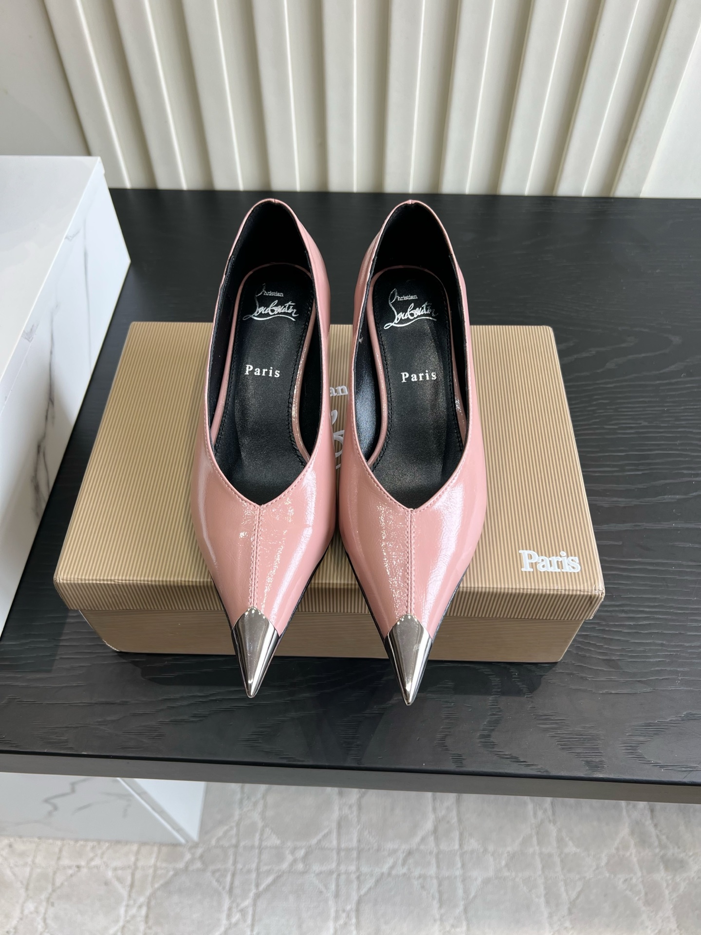 NO:901545,Christian Loubouti* metal pointed patent leather high-heeled shoes | Yujie's perfect commuter shoes, I am very impressed by this pair of metal pointed leather shoes!  Glossy patent leather has a high-end luster, and the sharp metal toe is neat and cool. The smooth pointed toe elongates the foot shape, and the slender kitten heel is stable when walking. It directly fills the aura. Multiple colors are available. You can switch between gentle and royal style at will. It has a great atmosphere with suits and slim skirts. It is suitable for commuting and dating. It is low-key and cool and feminine. Cow patent leather upper, sheepskin lining, Italian genuine leather outsole, heel height 5cm, size 35-39 (40)  41 42 customized), single shoes, skirts, business suit, sheepskin, Leather soles19860909Christian Loubouti*金属尖头漆皮高跟单鞋｜御姐通勤神鞋 被这双金属尖头皮鞋狠狠拿捏！亮面漆皮自带高级光泽,尖锐金属鞋头利落又酷飒 流畅尖头拉长脚型,纤细小猫跟走路稳,气场直接拉满 多色系可选,温柔/御姐风格随心切换 配西装、修身裙都超有氛围感,通勤约会一双搞定,低调又自带冷艳女人味 鞋面牛漆皮 内里羊皮 意大利真皮大底 跟高5cm 尺码35-39（40 41 42定做）,单鞋,skirts,business suit,sheepskin,Leather soles,Women's Shoes
