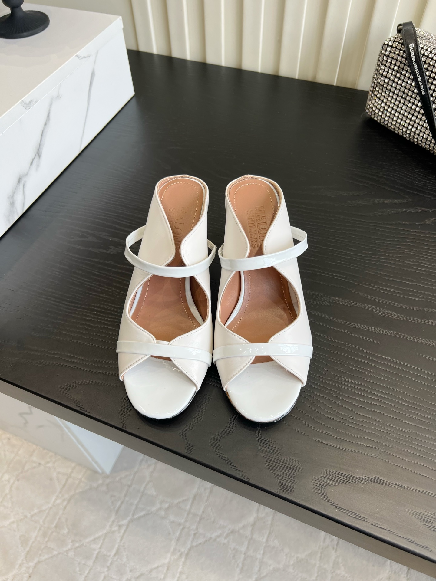 NO:901548,Malone Souliers minimalist one-line sandals｜Versatile style for commuting. The simple style high-heeled sandals you just need in spring and summer!  Square toe + thin strap cut with wavy edge, just right to expose the instep, making the feet look slim. The leather is fine and textured, thick heel/thin heel is available, and the feet will not be tired after walking for a long time. It can be worn for gentle commuting and hot girls. The lazy slip-on design is suitable for suits, dresses and shorts. It is low-key, durable and has a high-end atmosphere. Sheepskin upper, sheepskin lining, Italian genuine leather outsole, thick heel 7cm/thin heel 9cm  Size 35-39 (customized 40 41 42), slippers, slippers, skirts, shorts, business suit, sheepskin, Leather soles19860909Malone Souliers 极简一字带凉拖｜通勤百搭气质款 春夏刚需的简约风高跟凉拖！方头+波浪边细带剪裁,恰到好处露出脚背,巨显脚瘦 皮质细腻有质感,粗跟/细跟两种跟型可选,久穿走路不累脚 温柔通勤、辣妹穿搭都能hold住 懒人一脚蹬设计,搭配西装、连衣裙、短裤都适配,低调耐看还自带高级氛围感 鞋面羊皮 内里羊皮 意大利真皮大底 跟高粗跟7cm/细跟9cm 尺码35-39（40 41 42定做）,拖鞋,slippers,skirts,shorts,business suit,sheepskin,Leather soles,Women's Shoes