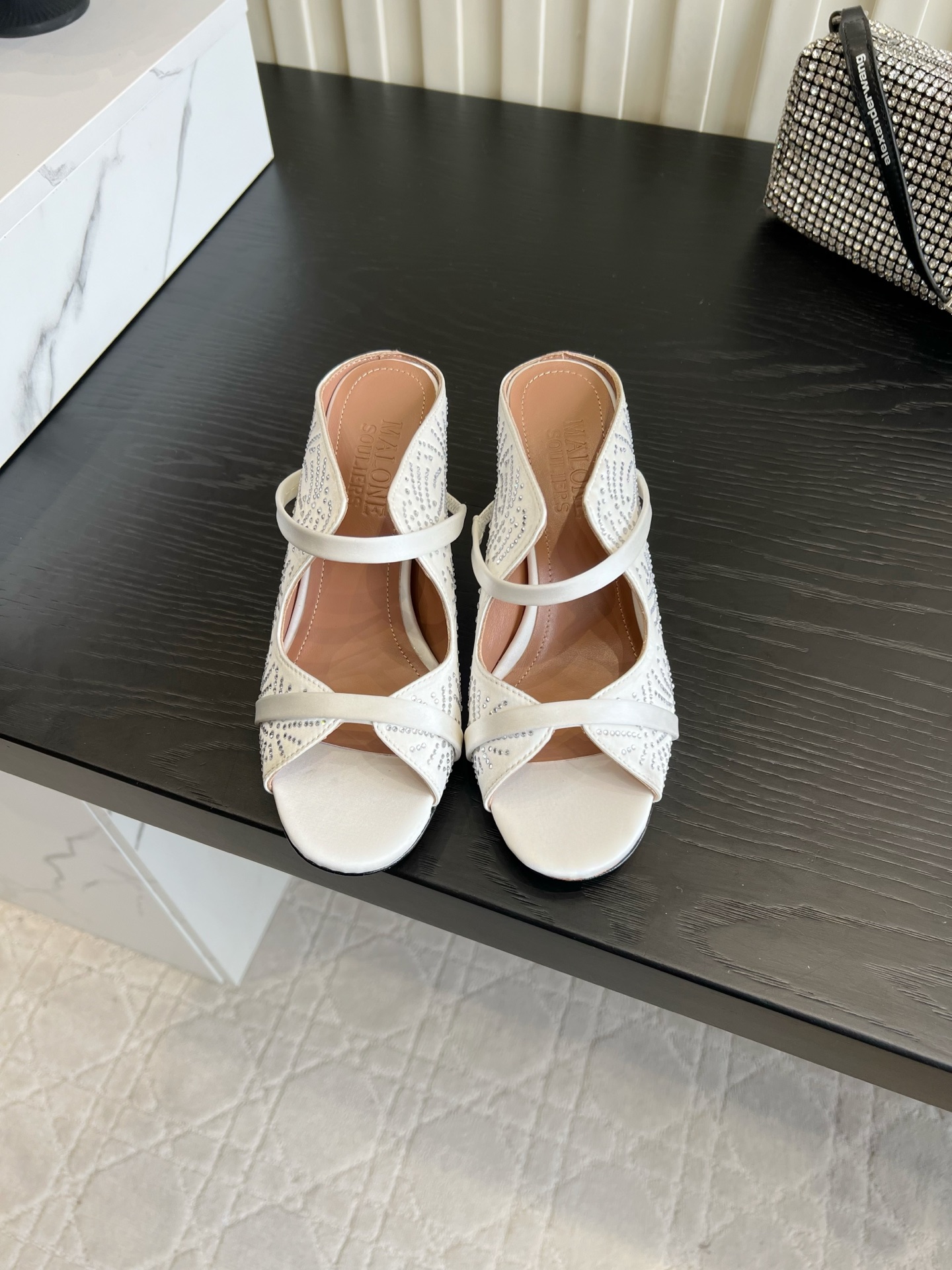 NO:901550,Malone Souliers rhinestone one-piece high-heeled sandals｜Beautiful shoes with a sparkling atmosphere. These exquisite sparkling diamond sandals will captivate you at a glance!  The square toe is paired with gentle thin straps, exposing the instep and showing off the slender legs. The body of the shoe is covered with radial hot diamonds, which adds fine sparkle when walking, and directly adds a sense of high-end. There are two styles of thin heel and thick heel, black/off-white two-color, the gentle style of the queen can be switched with one click. The lazy slip-on design is perfect for matching dresses and small dresses. It is the focus of the meeting when wearing it. Silk upper, sheepskin lining, Italian genuine leather outsole  Heel height thick heel 7cm/thick heel 9cm, size 35-39 (40 41 42 customized), slippers, slippers, skirts, sheepskin, real silk, Leather soles19860909Malone Souliers 水钻一字带高跟凉拖｜自带闪光氛围感美鞋 一眼沦陷的精致闪钻凉拖！方头搭配温柔细带,露出脚背超显腿纤细 鞋身铺满放射状烫钻,走动时细碎闪光度拉满,高级感直接拉满 细跟、粗跟两种款式可选,黑/米白双色,御姐温柔风一键切换 懒人一脚蹬设计,搭配连衣裙、小礼服都超适配,约会聚会穿全场焦点 鞋面真丝 内里羊皮 意大利真皮大底 跟高粗跟7cm/粗跟9cm 尺码35-39（40 41 42定做）,拖鞋,slippers,skirts,sheepskin,real silk,Leather soles,Women's Shoes
