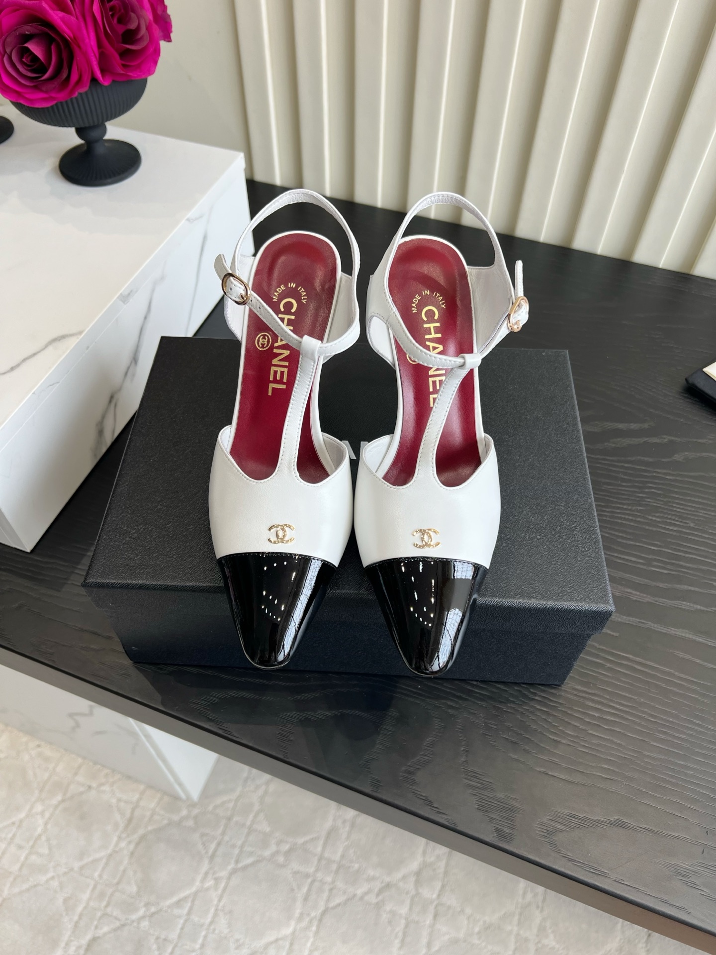 NO:901522,Chane*'s new T-shaped color-blocked high-heeled shoes | Rich daughter's natal shoes. Classic patent leather pointed toe spliced ​​with lambskin, T-shaped thin straps to perfectly modify the instep, and thin back straps with adjustable buckles to securely lock the ankles. The mini double C metal mark on the shoe body is low-key and exquisite, and the three colors of black, nude and white are gentle and versatile.  Sheepskin upper, sheepskin lining, Italian genuine leather outsole, heel height 8.5cm, size 35-39 (customized 40 to 41), high-heeled shoes, chanel, sandals, high heels, sheepskin, Leather soles19860909Chane*新款T字拼色高跟鞋｜富家千金本命鞋 经典漆皮尖头拼接小羊皮,T型细带完美修饰脚面,细后绊带可调节扣,稳稳锁住脚踝. 鞋身迷你双C金属标低调精致,黑、裸、白三色温柔百搭. 细跟拉长腿部比例,红底内里细节拉满,约会、通勤、晚宴都能穿,温柔复古又显贵,春夏氛围感高跟鞋闭眼入！ 鞋面羊皮 内里垫脚羊皮 意大利真皮大底 跟高8.5cm 尺码35-39（40 41定做）,高跟鞋凉鞋,chanel,sandals,high heels,sheepskin,Leather soles,Women's Shoes