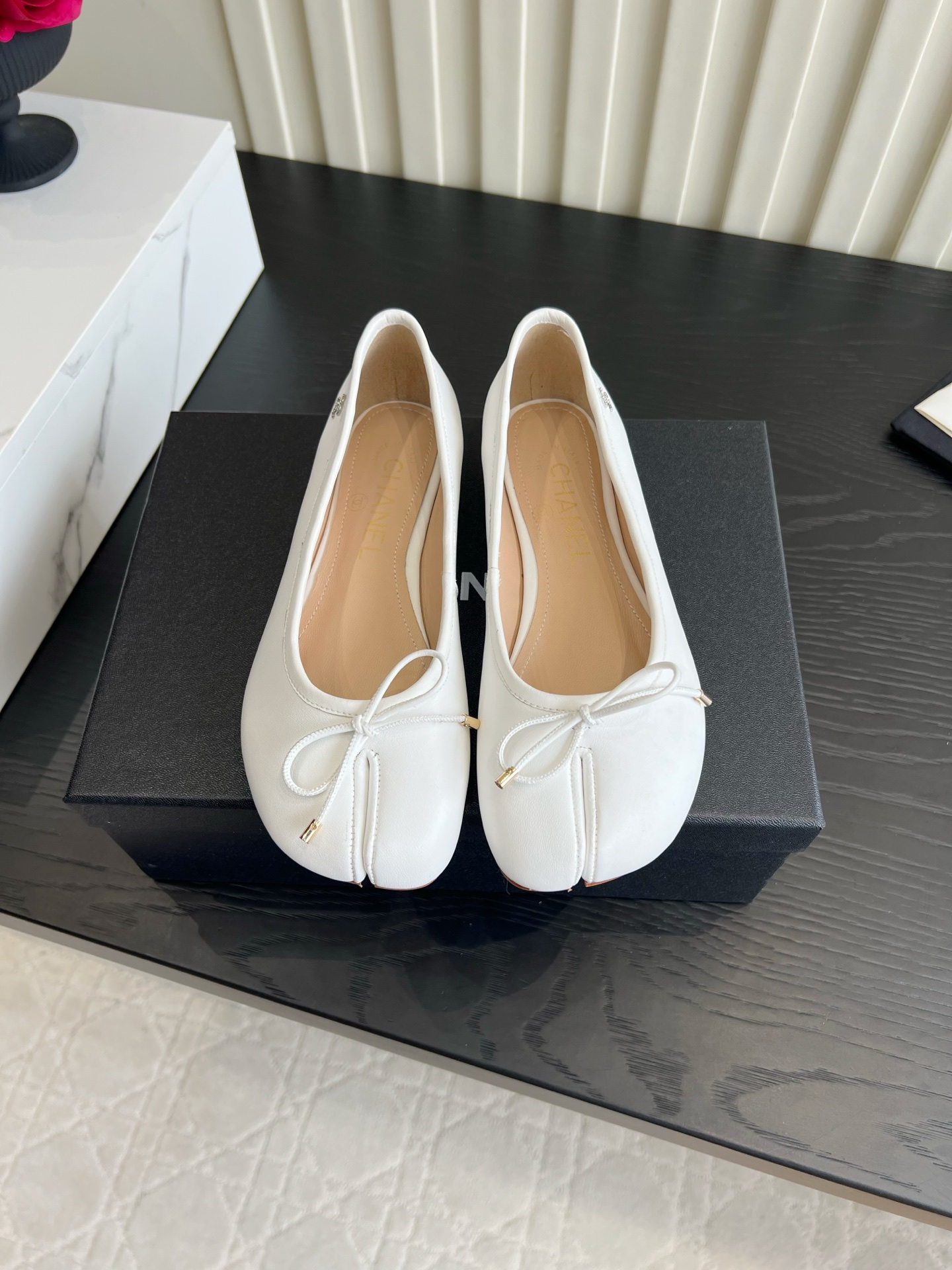 NO:901529,Chane* split-toe ballet shoes | gentle flats. The classic split-toe version is really hard to get tired of. The soft and waxy lambskin upper fits the foot shape perfectly. The toe is exquisitely decorated with bows and small gold ornaments. The double C logo on the heel is low-key and elegant. It is suitable for commuting, dating and daily walking. Paired with dresses and jeans, the gentle French atmosphere is full of atmosphere. It can be worn in all seasons!  Sheepskin upper, sheepskin lining, Italian genuine leather outsole, size 35-39 (customized 40 41), split-toe shoes, chanel, flats, skirts, jeans, sheepskin, Leather soles19860909Chane*分趾芭蕾鞋｜温柔本命平底鞋 经典分趾版型真的百看不腻,软糯小羊皮上脚巨贴合脚型,鞋头精致蝴蝶结点缀小金饰,后跟双C小标低调显贵,通勤、约会、日常遛弯都适配. 搭配连衣裙、牛仔裤氛围感拉满,温柔法式氛围感直接拉满,四季百搭不挑穿搭！ 鞋面羊皮 内里垫脚羊皮 意大利真皮大底 尺码35-39（40 41定做）,分趾鞋,chanel,flats,skirts,jeans,sheepskin,Leather soles,Women's Shoes