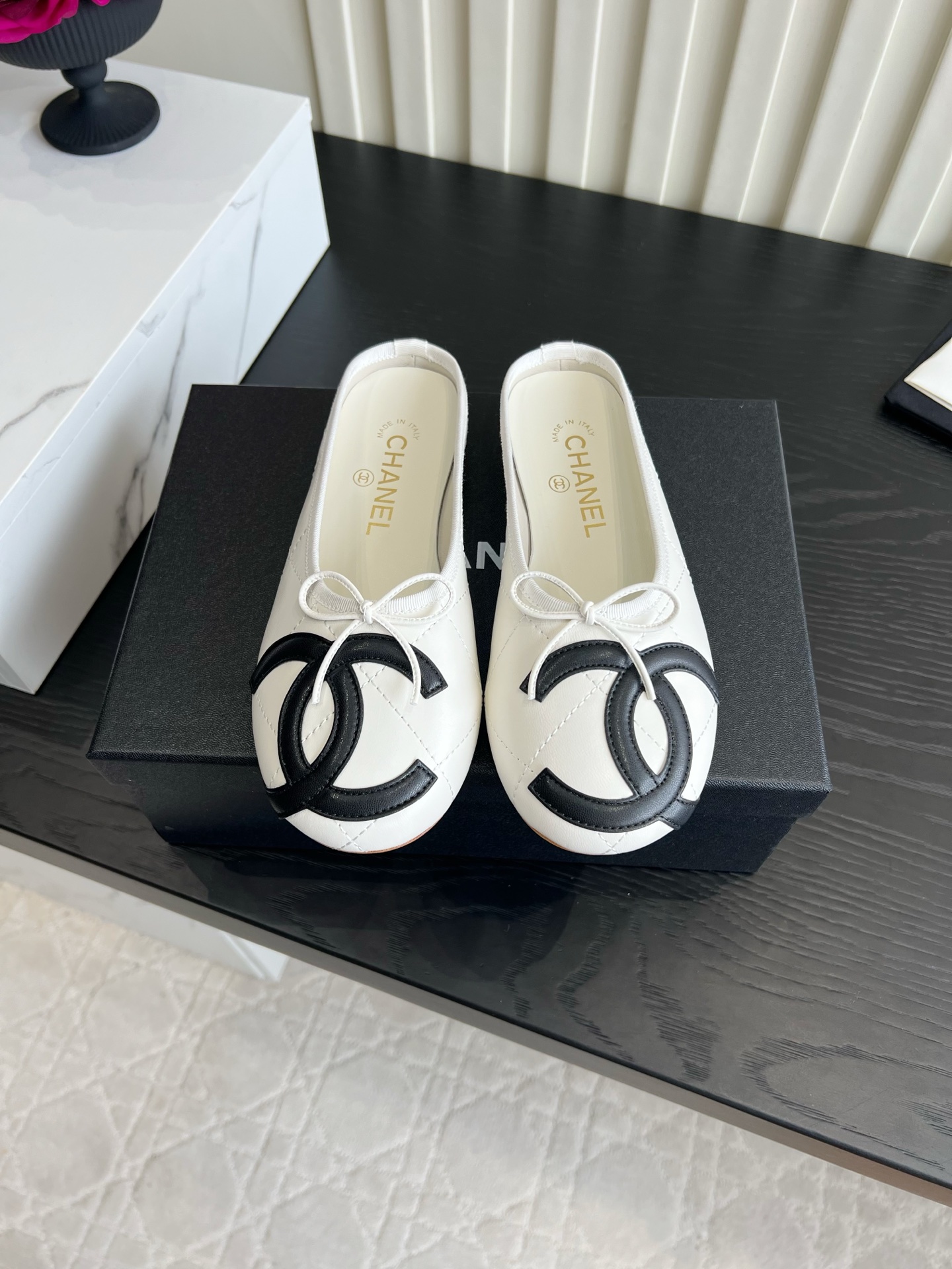 NO:901527,Chane* Double C toe-toe Kangpeng half-flop | Shoes with a sense of atmosphere for lazy people. The heelless mules design is perfect for spring and summer. The rhombus soft leather upper is soft and waxy without crowding the feet. The contrasting color of the toe box makes the double C recognizable, and the mini bow adds a sense of gentleness. There are multiple colors to choose from, and flat soles are not burdensome to walk on. Suitable for long skirts, jeans, and suits, you can look elegant when you go out with any outfit. The lazy French style is perfect for lazy people to wear when commuting!  Sheepskin upper, sheepskin lining, Italian genuine leather outsole, size 35-39 (customized for 40 and 41), half drag, chanel, skirts, jeans, business suit, sheepskin, Leather soles19860909Chane*双C包头康鹏半拖｜懒人氛围感神鞋 无后跟穆勒拖设计太适合春夏,菱格软皮上脚软糯不挤脚,鞋头撞色大双C辨识度拉满,迷你蝴蝶结增添温柔感. 多配色可选,平底走路毫无负担. 配长裙、牛仔裤、西装都适配,出门随便一套都显贵,慵懒法式松弛感,懒人通勤穿搭刚需！ 鞋面羊皮 内里垫脚羊皮 意大利真皮大底 尺码35-39（40 41定做）,半拖,chanel,skirts,jeans,business suit,sheepskin,Leather soles,Women's Shoes