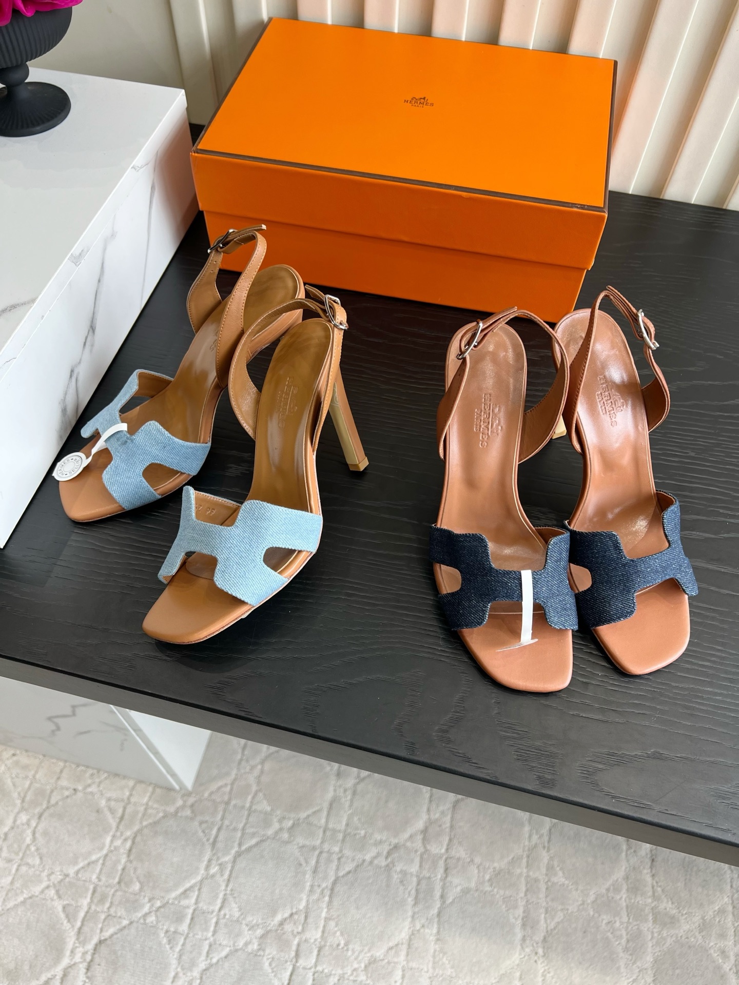 NO:901534,Herme* H’s classic high-heeled sandals | Summer color ceiling, the most versatile shoe of the year!  Iconic H-shaped upper design, with adjustable back strap, can easily modify the ankle line. The palm-print cowhide texture is delicate, and the macaron color series is fully covered. It is available in soft nude colors for commuting and bright colors for filming. The square toe version makes the feet slimmer, looks noble when paired with dresses and wide-leg pants, is simple and durable, and can be worn all year round!  Upper cowhide/denim, lining sheepskin, Italian genuine leather outsole, heel height 10.5cm, size 35-39 (40 41 customized), high-heeled sandals, hermes, sandals, high heels, skirts, cowhide, sheepskin, Leather soles19860909Herme* H家经典高跟凉鞋｜夏日配色天花板 年度百搭神鞋实锤！标志性H型鞋面设计,搭配可调节后绊带,轻松修饰脚踝线条. 手掌纹牛皮质感细腻,马卡龙彩色系全覆盖,通勤温柔裸色、出片亮色全都有. 方头版型巨显脚瘦,搭连衣裙、阔腿裤都显贵,简约耐看,一年四季都能循环穿！ 鞋面牛皮/牛仔布 内里垫脚羊皮 意大利真皮大底 跟高10.5cm 尺码35-39（40 41 定做）,高跟鞋凉鞋,hermes,sandals,high heels,skirts,cowhide,sheepskin,Leather soles,Women's Shoes