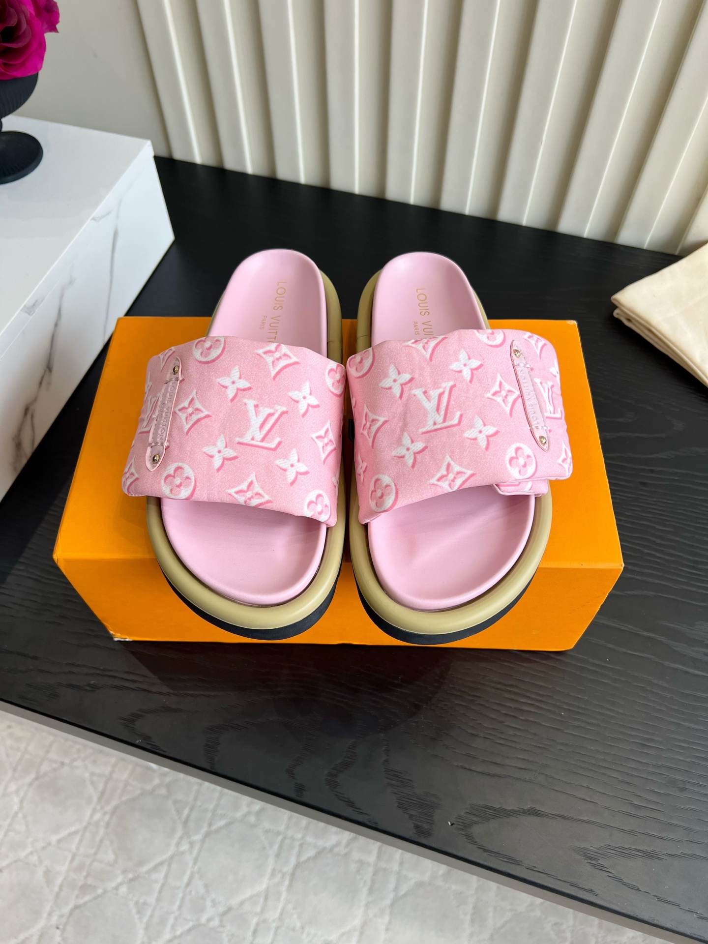 NO:901506,Louis Vuitt* Summer Fairy Presbyopia Thick-soled Slippers LV’s Velcro slippers directly hit the hearts of girls!  The gradient denim presbyopia fabric is gentle and eye-catching. The Velcro can be adjusted without picking the toes. The thick sole increases quietly and is very soft and elastic, making it feel like stepping on clouds. It is versatile for daily outings and vacation walks. It has a relaxed atmosphere with shorts and long skirts. It is low-key and noble, a must-have item for lazy people in summer. It can be used when going out in a fashionable set. Sizes 35-39 (customized 40 41 42), slippers, louis vuitton, louis  vuitton,slippers,skirts,shorts19860909Louis Vuitt*夏日神仙老花厚底拖鞋 LV这双魔术贴拖鞋直接戳中少女心！渐变牛仔老花面料温柔又吸睛 可调节魔术贴不挑脚,厚底悄悄增高还巨软弹,踩上去像踩云朵 日常出门、度假遛弯都百搭,配短裤长裙都很有松弛氛围感 低调显贵,懒人夏日刚需单品,出门随手一套时髦感拉满 尺码35-39（40 41 42定做）,拖鞋,louis vuitton,louis vuitton,slippers,skirts,shorts,Women's Shoes