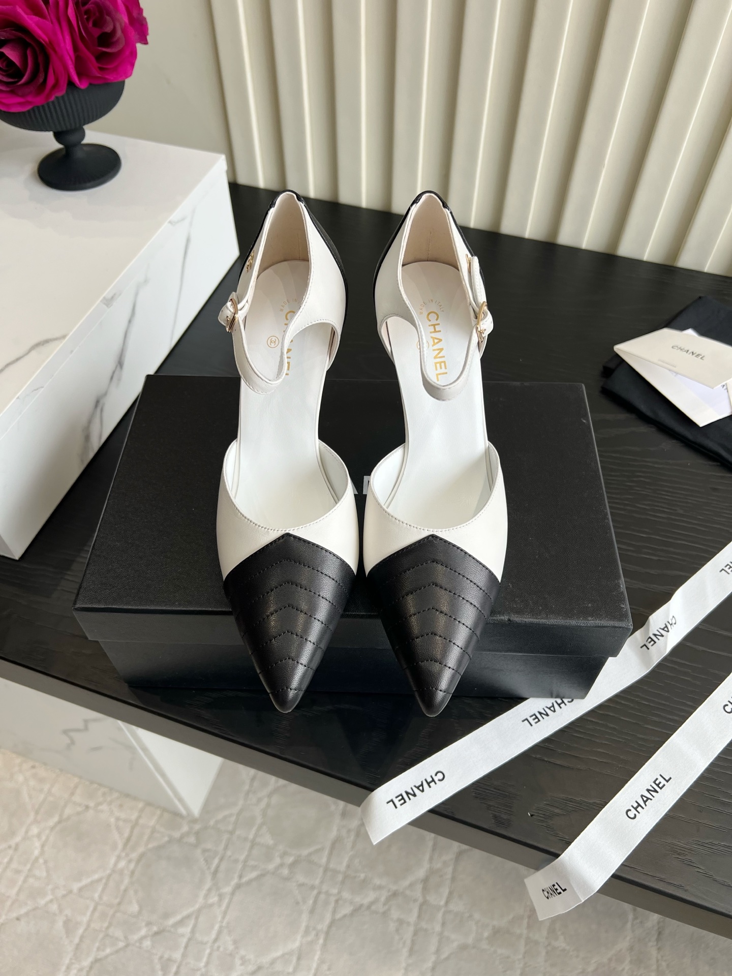 NO:901503,Chane* color-blocked hollow high heels | Retro gold standard. The classic contrasting pointed toe design really irritates me. The V-shaped diamond quilted toe is exquisite and noble, and the thin one-word buckle outlines the slender ankle. It is sexy. Various colors, slender heels are tall and stable but easy to wear. Suitable for commuting with suits and dates with dresses, gentle and retro ladylike, instantly elongating the leg line, the first choice for spring and summer atmosphere high heels!  Sheepskin upper, sheepskin lining, Italian genuine leather outsole, heel height 8.5cm, size 35-39 (customized 40 41), high heels sandals, chanel, sandals, high heels, skirts, business suit, sheepskin, Leather soles19860909Chane*拼色中空高跟｜复古千金标配 经典撞色尖头设计太戳我,V型菱格绗缝鞋头精致显贵,细一字扣带勾勒纤细脚踝,自带小性感. 多款配色,细跟挺拔却稳走好穿. 通勤配西装、约会搭连衣裙都适配,温柔又带复古名媛感,上脚瞬间拉长腿部线条,春夏氛围感高跟鞋首选！ 鞋面羊皮 内里垫脚羊皮 意大利真皮大底 跟高8.5cm 尺码35-39（40 41定做）,高跟鞋凉鞋,chanel,sandals,high heels,skirts,business suit,sheepskin,Leather soles,Women's Shoes