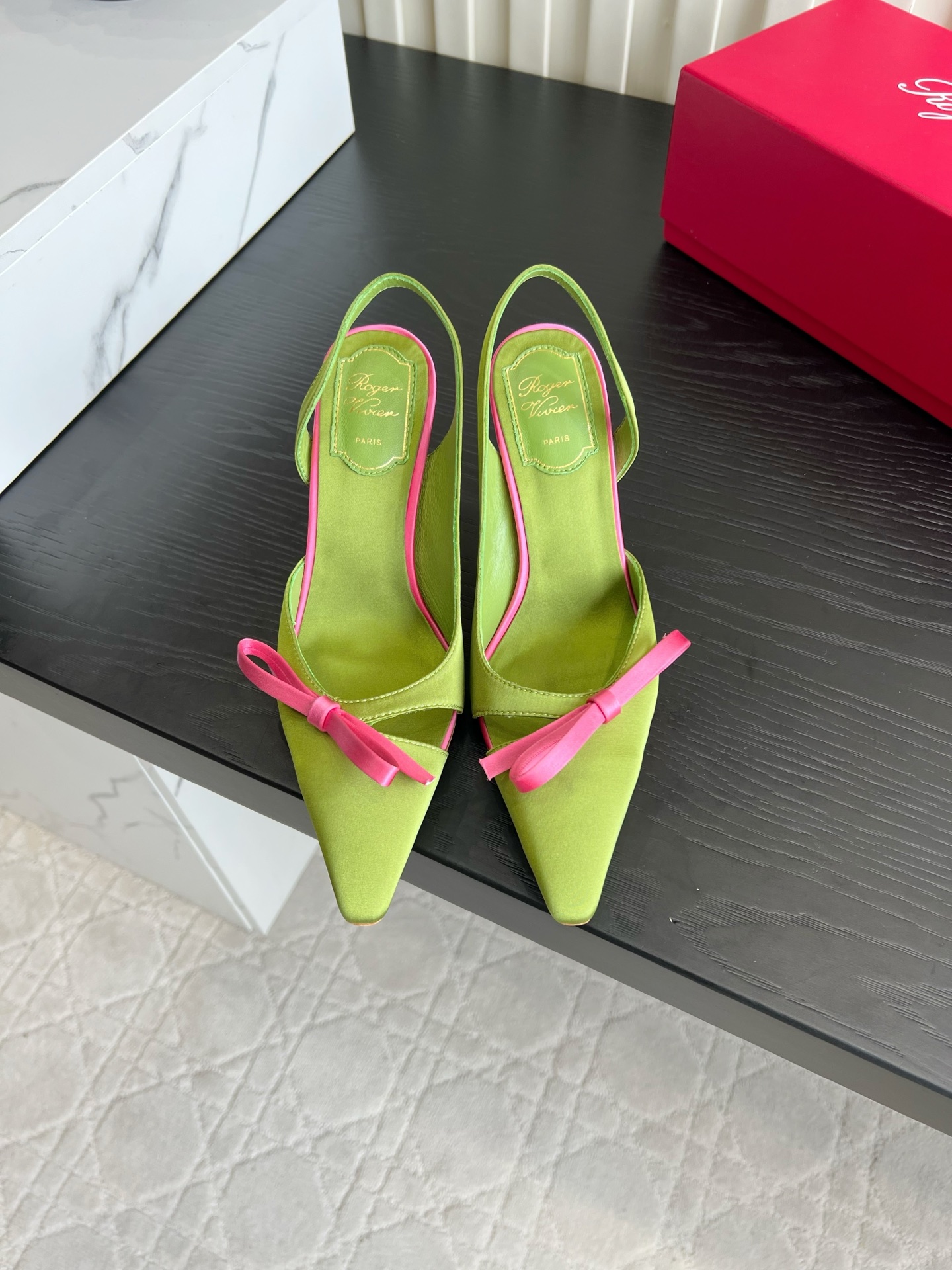 NO:901476,Roger Vivie* RV satin bow back hollow high heels | Pure desire daughter's shoes Who can resist the gentle bow stiletto sandals!  Delicate satin has a soft light, the pointed toe version elongates the foot shape, and the back strap outlines the slender ankle. The stiletto heels are light and lengthen the legs. They can be worn on dates and dinners to create a full atmosphere. They are gentle and delicate when paired with a small dress, creating a spring and summer atmosphere. Silk upper, sheepskin lining, Italian genuine leather outsole, heel height 9cm, size 35-39 (custom-made for 40 and 41), high-heeled sandals, roger vivor, sandals, high  heels,skirts,sheepskin,real silk,Leather soles19860909Roger Vivie* RV缎面蝴蝶结后空高跟｜纯欲千金战鞋 谁能拒绝温柔蝴蝶结细跟凉鞋！细腻缎面自带柔光,尖头版型拉长脚型,后绊带勾勒纤细脚踝. 细高跟轻盈显腿长,约会、晚宴穿氛围感拉满,搭配小礼裙温柔又精致,春夏氛围感天花板 鞋面真丝 内里垫脚羊皮 意大利真皮大底 跟高9cm 尺码35-39（40 41定做）,高跟鞋凉鞋,roger vivier,sandals,high heels,skirts,sheepskin,real silk,Leather soles,Women's Shoes