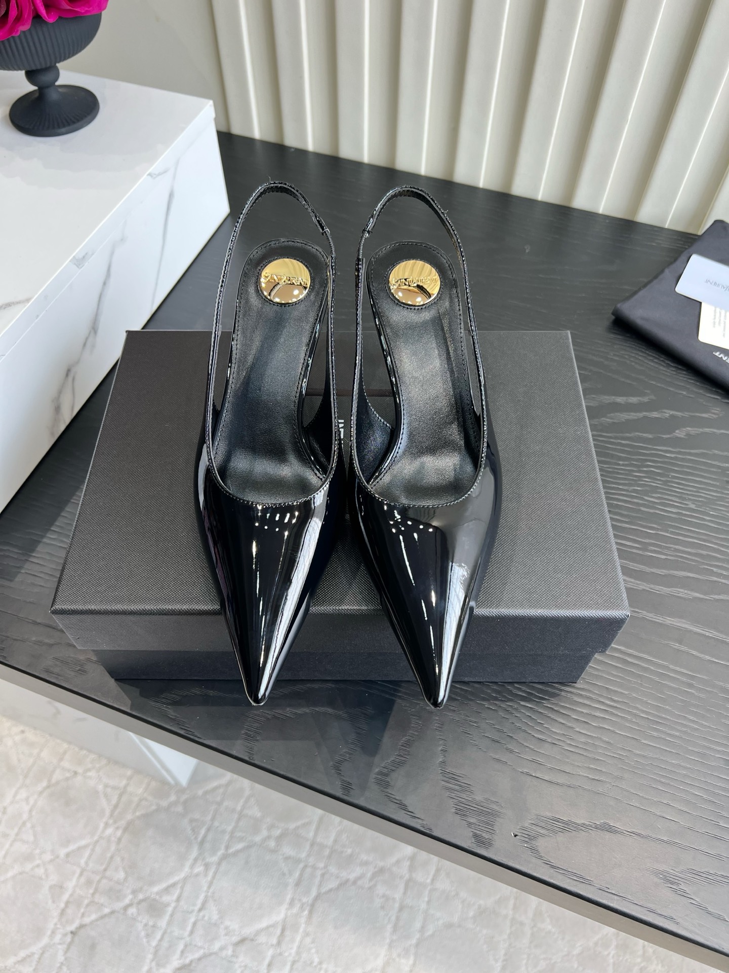 NO:921265,YSL Yang Shulin Pointed Back High Heels｜Welding a sense of luxury to the feet Who knows this pair of satin slingback high heels!  The thin pointed toe greatly modifies the foot shape, and the back strap design is gentle and makes the legs look longer. The satin fabric has its own soft light filter, with multiple colors to choose from. The small gold heel is exquisite and not bulky. It is suitable for commuting and dating. The low heel does not tire your feet and makes you look elegant and rich in seconds. The simple and neat silhouette is perfect with skirts and trousers. The single shoe ceiling has a spring and summer atmosphere. Silk/cowhide upper, sheepskin lining, Italian genuine leather outsole, heel height 6.5cm  Size 35-39 (customized 40 41 42), high heels and slippers, saint laurent, high heels, slippers, skirts, cowhide, sheepskin, real silk, silk fabric, Leather soles19860909YSL杨树林 尖头后空高跟鞋｜把高级感焊在脚上 谁懂这双缎面 slingback 高跟鞋！细尖鞋头巨修饰脚型,后绊带设计温柔又显腿长 绸缎面料自带柔光滤镜,多色任选,小金跟精致不笨重 通勤约会都适配,低跟走路不累脚,上脚秒变优雅富家千金 简约利落版型搭裙装裤装都出彩,春夏氛围感单鞋天花板 鞋面真丝/牛皮 内里垫脚羊皮 意大利真皮大底 跟高6.5cm 尺码35-39（40 41 42定做）,高跟鞋拖鞋,saint laurent,high heels,slippers,skirts,cowhide,sheepskin,real silk,silk fabric,Leather soles,Women's Shoes