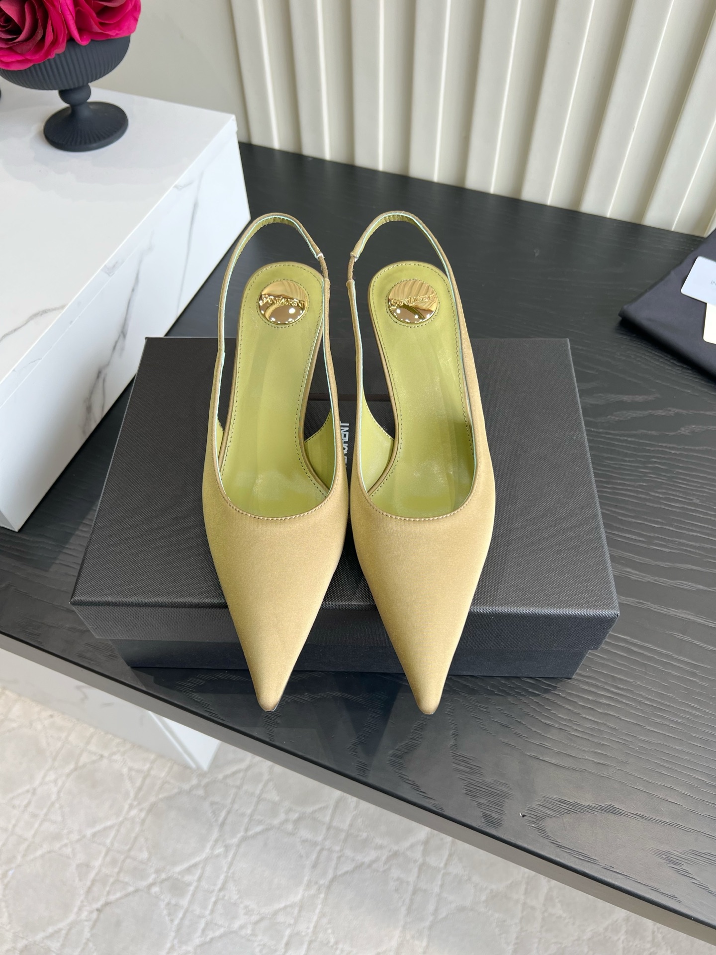 NO:901509,YSL Yang Shulin Pointed Back High Heels｜Welding a sense of luxury to the feet Who knows this pair of satin slingback high heels!  The thin pointed toe greatly modifies the foot shape, and the back strap design is gentle and makes the legs look longer. The satin fabric has its own soft light filter, with multiple colors to choose from. The small gold heel is exquisite and not bulky. It is suitable for commuting and dating. The low heel does not tire your feet and makes you look elegant and rich in seconds. The simple and neat silhouette is perfect with skirts and trousers. The single shoe ceiling has a spring and summer atmosphere. Silk/cowhide upper, sheepskin lining, Italian genuine leather outsole, heel height 6.5cm  Size 35-39 (customized 40 41 42), high heels sandals, saint laurent, sandals, high heels, skirts, cowhide, sheepskin, real silk, silk fabric, Leather soles19860909YSL杨树林 尖头后空高跟鞋｜把高级感焊在脚上 谁懂这双缎面 slingback 高跟鞋！细尖鞋头巨修饰脚型,后绊带设计温柔又显腿长 绸缎面料自带柔光滤镜,多色任选,小金跟精致不笨重 通勤约会都适配,低跟走路不累脚,上脚秒变优雅富家千金 简约利落版型搭裙装裤装都出彩,春夏氛围感单鞋天花板 鞋面真丝/牛皮 内里垫脚羊皮 意大利真皮大底 跟高6.5cm 尺码35-39（40 41 42定做）,高跟鞋凉鞋,saint laurent,sandals,high heels,skirts,cowhide,sheepskin,real silk,silk fabric,Leather soles,Women's Shoes