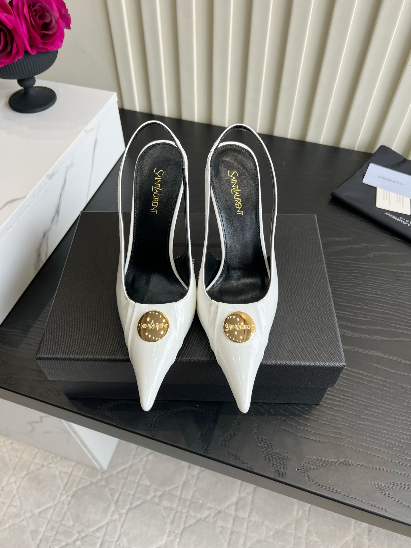 NO:901512,YSL Yangshulin Fengshen Pointed Back High Heels｜Aristocratic Daughter's Shoes. The glossy patent leather texture is directly full, the ultra-fine pointed toe elongates the foot line, and the rear strap outlines the slender ankle. The metal round buckle on the shoe body is low-key and noble, and the four colors are suitable for various occasions. The stiletto heels are neat and long, and have an elegant atmosphere on the feet. They are perfect for commuting with suits and small skirts for dates. The spring and summer atmosphere boots are solid.  Gentle and aura, whoever wears it will be a refined lady. Cow patent leather upper, sheepskin lining, Italian leather outsole, heel height 10.5cm, size 35-39 (customized 40 41 42), high heels and sandals, saint laurent, sandals, boots, high heels, skirts, business suit, sheepskin, Leather soles19860909YSL杨树林 封神尖头后空高跟鞋｜贵气千金本命鞋 亮面漆皮质感直接拉满,超细尖头拉长脚部线条,后置绊带勾勒纤细脚踝 鞋身金属圆扣低调显贵,四色适配各种场合 细高跟利落显腿长,上脚自带优雅氛围感 通勤配西装、约会搭小裙子都绝美,春夏氛围感战靴实锤 温柔又有气场,谁穿谁是精致大小姐 鞋面牛漆皮 内里垫脚羊皮 意大利真皮大底 跟高10.5cm 尺码35-39（40 41 42定做）,高跟鞋凉鞋,saint laurent,sandals,boots,high heels,skirts,business suit,sheepskin,Leather soles,Women's Shoes