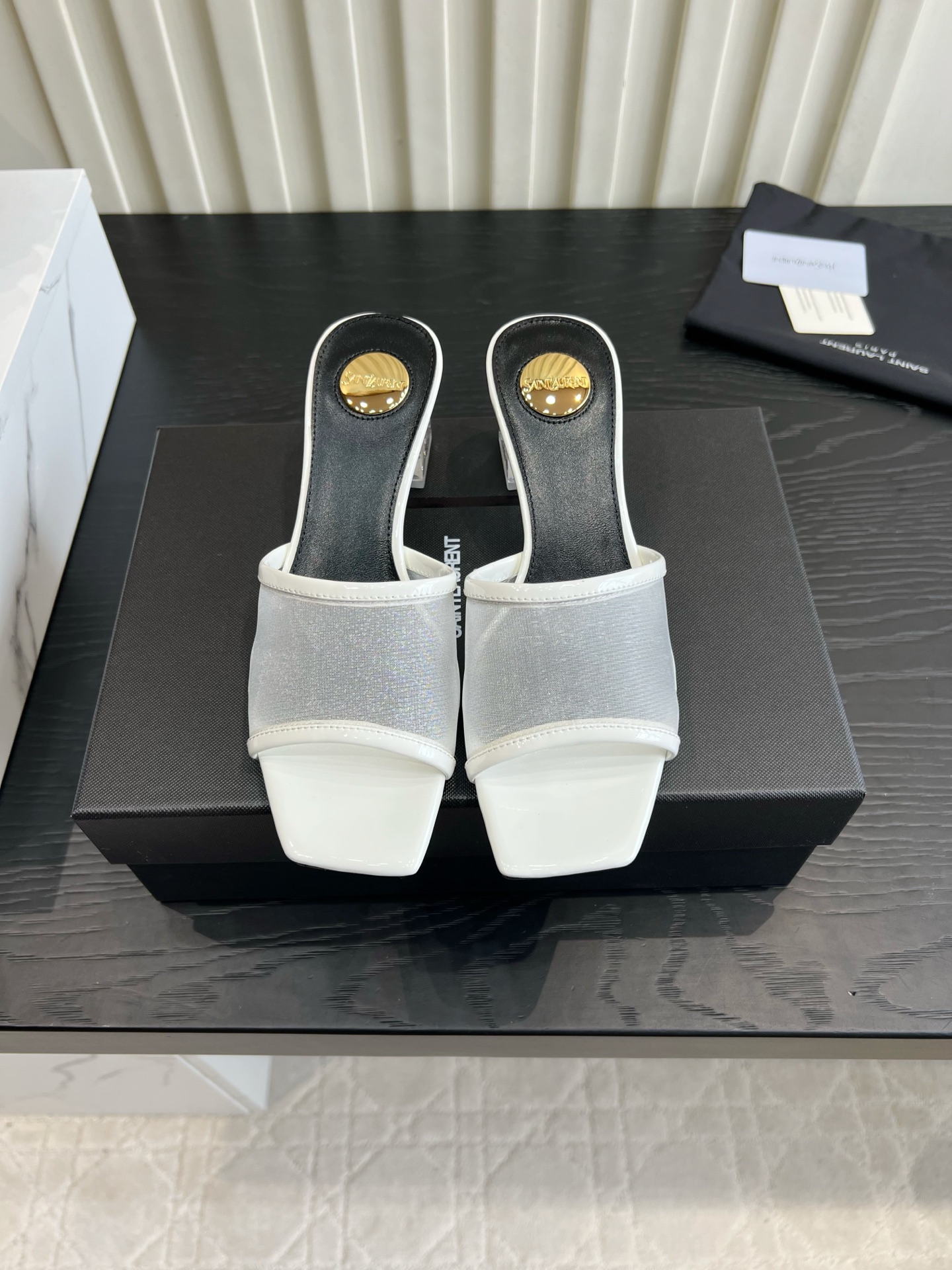 NO:901515,YSL Yang Shulin Mesh Square Toe Crystal Sandals are so beautiful that I am speechless. I got the natal slippers of the year!  Semi-transparent mesh spliced leather square toe design, simple open toe, showing slim feet. Transparent crystal thick heel is stable when walking, and the small gold label inside is full of texture. Multiple colors to choose from, suitable for commuting and dating. The thin version goes well with skirts and jeans, gentle and a bit mature. A casual set when going out in summer, you can directly grasp the lazy atmosphere. High-density mesh upper, sheepskin for foot pads, Italian genuine leather outsole, 5cm heel height  Size 35-39 (customized 40 41 42), high heels and slippers, saint laurent, high heels, slippers, skirts, jeans, sheepskin, Leather soles19860909YSL杨树林 网纱方头水晶凉拖美到失语 年度本命拖鞋被我挖到！半透网纱拼接皮质方头设计,简约露趾巨显脚瘦 透明水晶粗跟走路稳不磨脚,内里小金标细节质感拉满 多配色任选,通勤约会都适配 轻薄版型配裙装牛仔裤都很搭,温柔又带点轻熟御姐感 夏天出门随手一套,懒人氛围感直接拿捏住 鞋面高密度网纱 垫脚羊皮 意大利真皮大底 跟高5cm 尺码35-39（40 41 42定做）,高跟鞋拖鞋,saint laurent,high heels,slippers,skirts,jeans,sheepskin,Leather soles,Women's Shoes